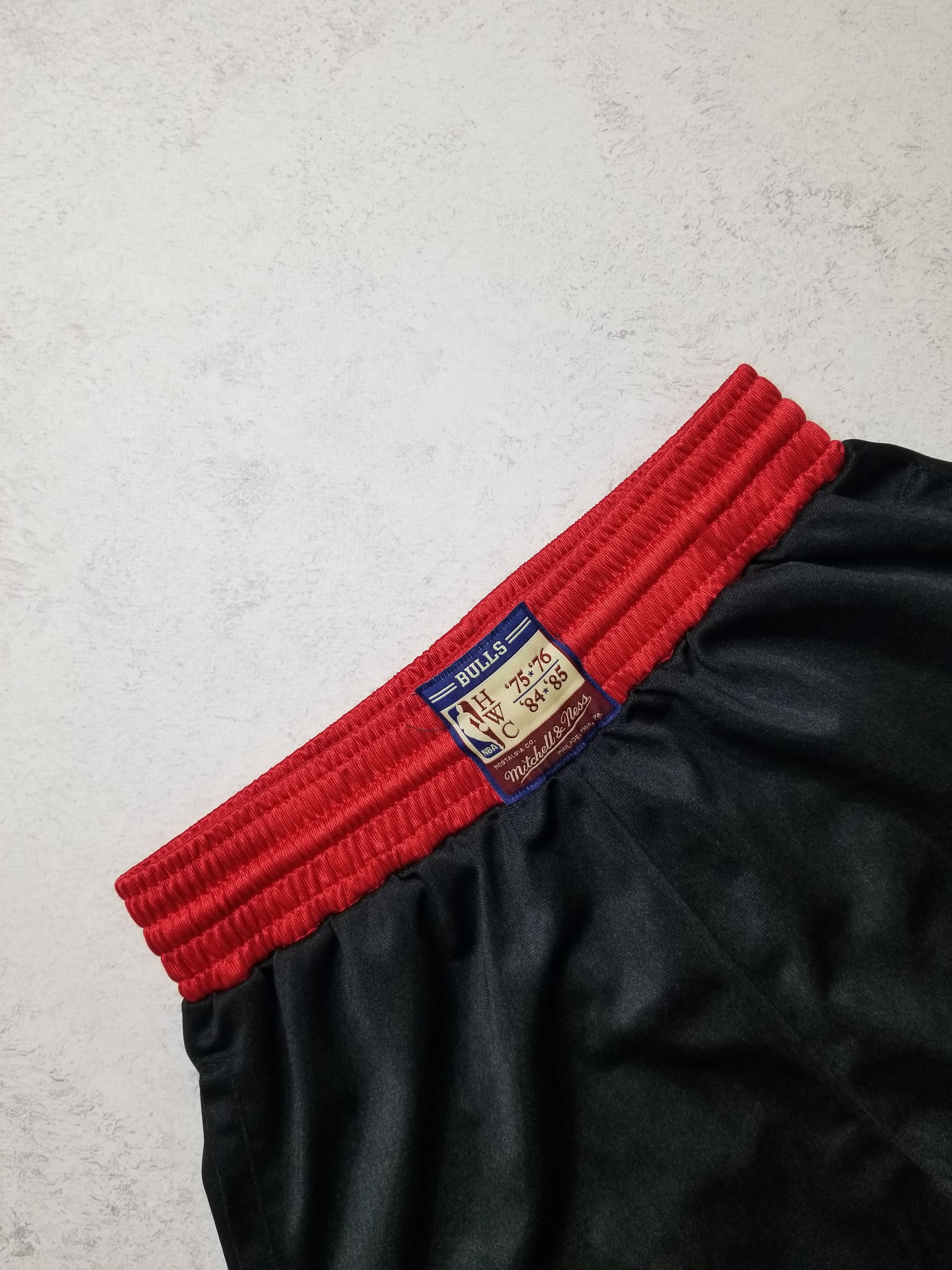 Mitchell & Ness NBA Team Heritage Chicago Bulls 1975 Shorts Size S Size US 30 / EU 46 - 10 Thumbnail