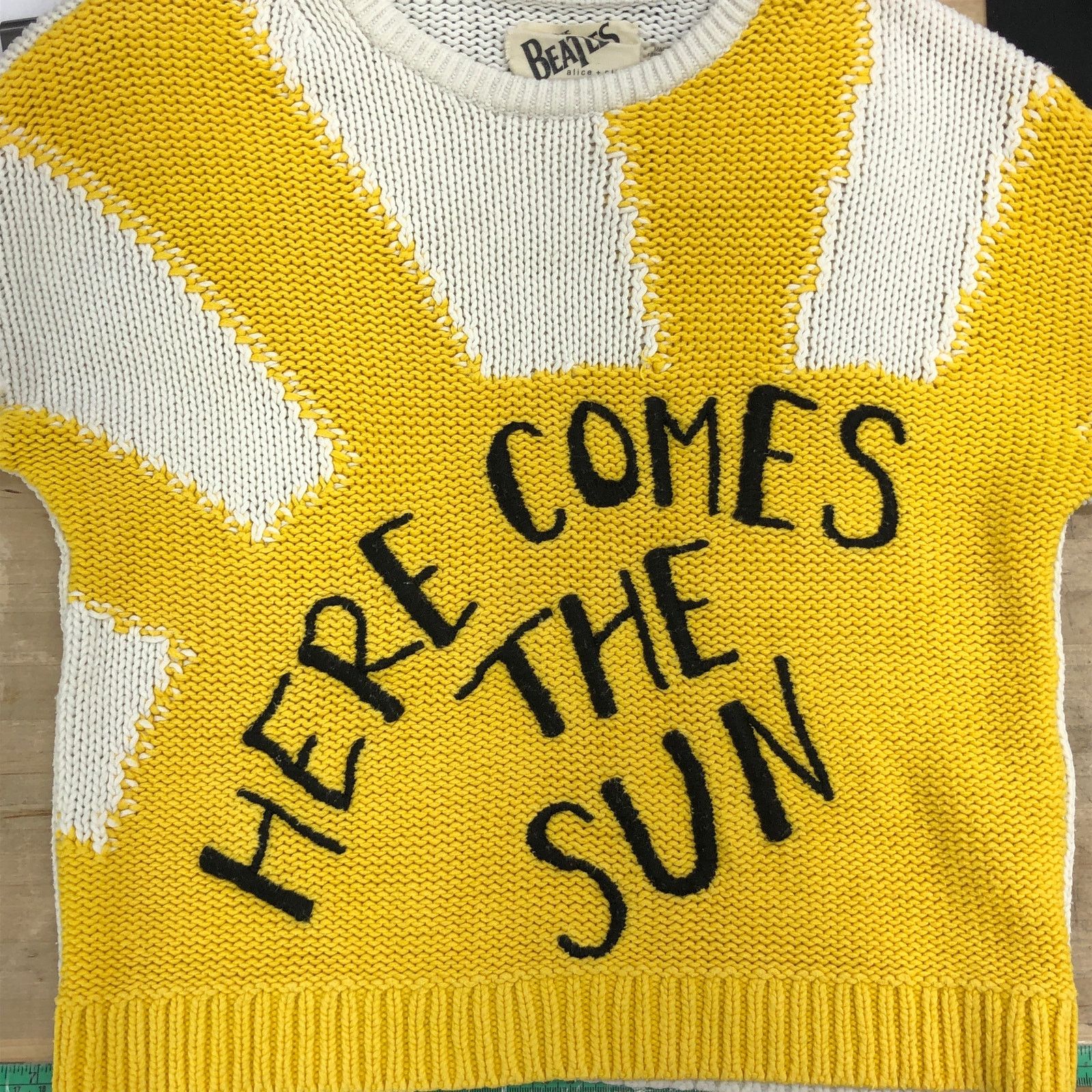Alice + Olivia Alice + Olivia x The Beatles "Here Comes The Sun" Sweater XS Size XS / US 0-2 / IT 36-38 - 14 Thumbnail