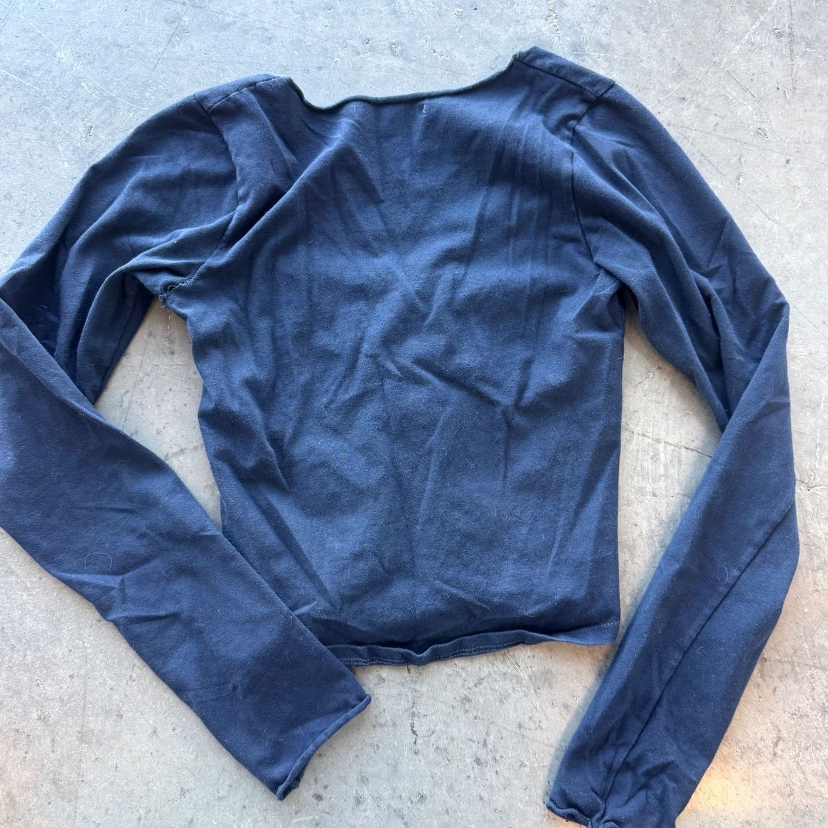 Vintage VINTAGE Brandy Melville Navy Scrunch Longsleeve Top Essentials Basic Top OS Women S Blue Shirt Womens Size S / US 4 / IT 40 - 2 Thumbnail