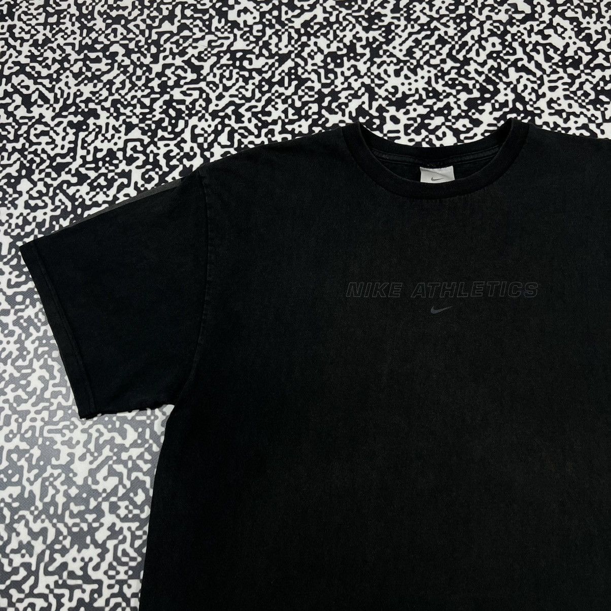 Nike Vintage 00s Nike Swoosh Logo Reflective Faded T-shirt Size US L / EU 52-54 / 3 - 6 Thumbnail