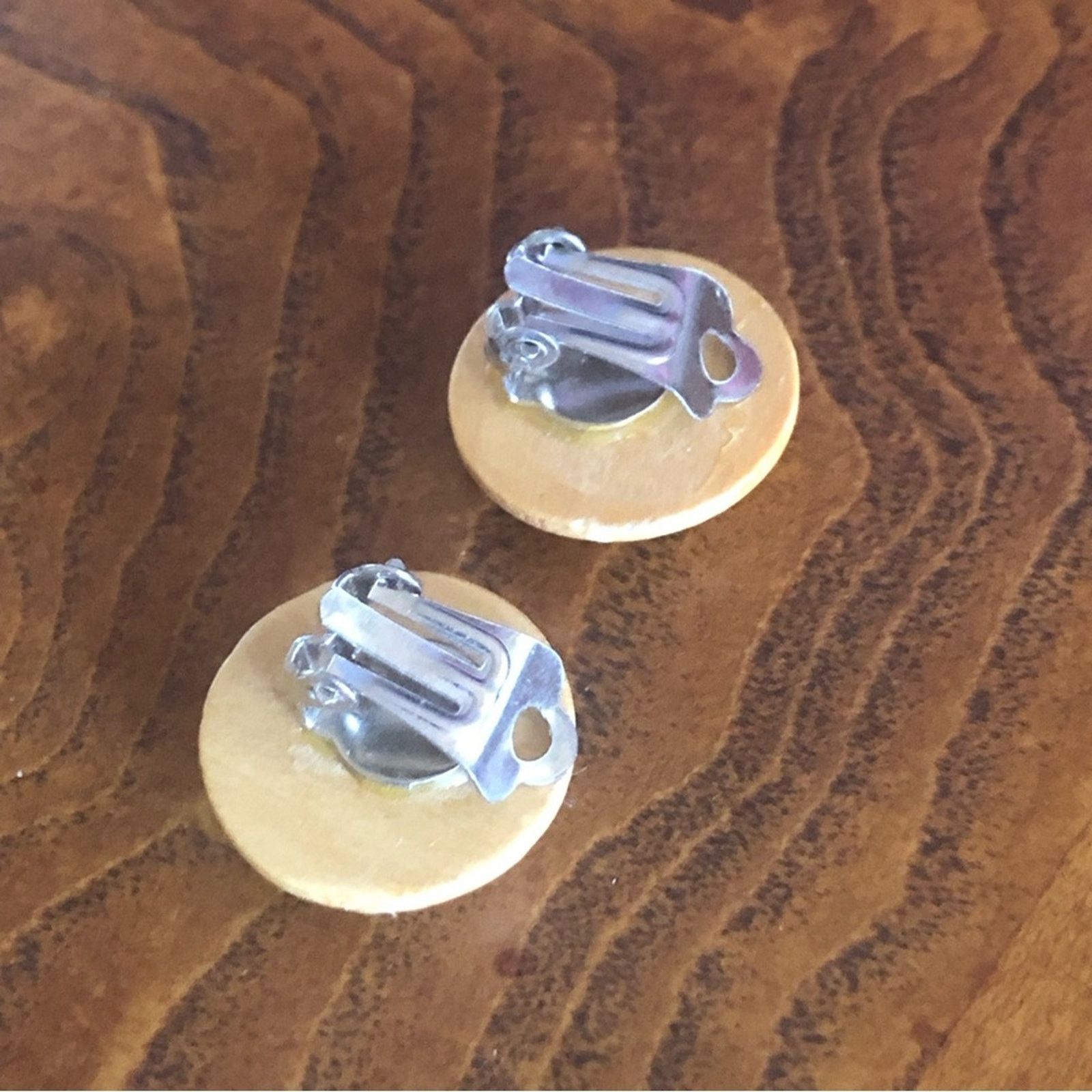 Vintage Vintage tan wood button disc clip on earrings Size ONE SIZE - 2 Thumbnail