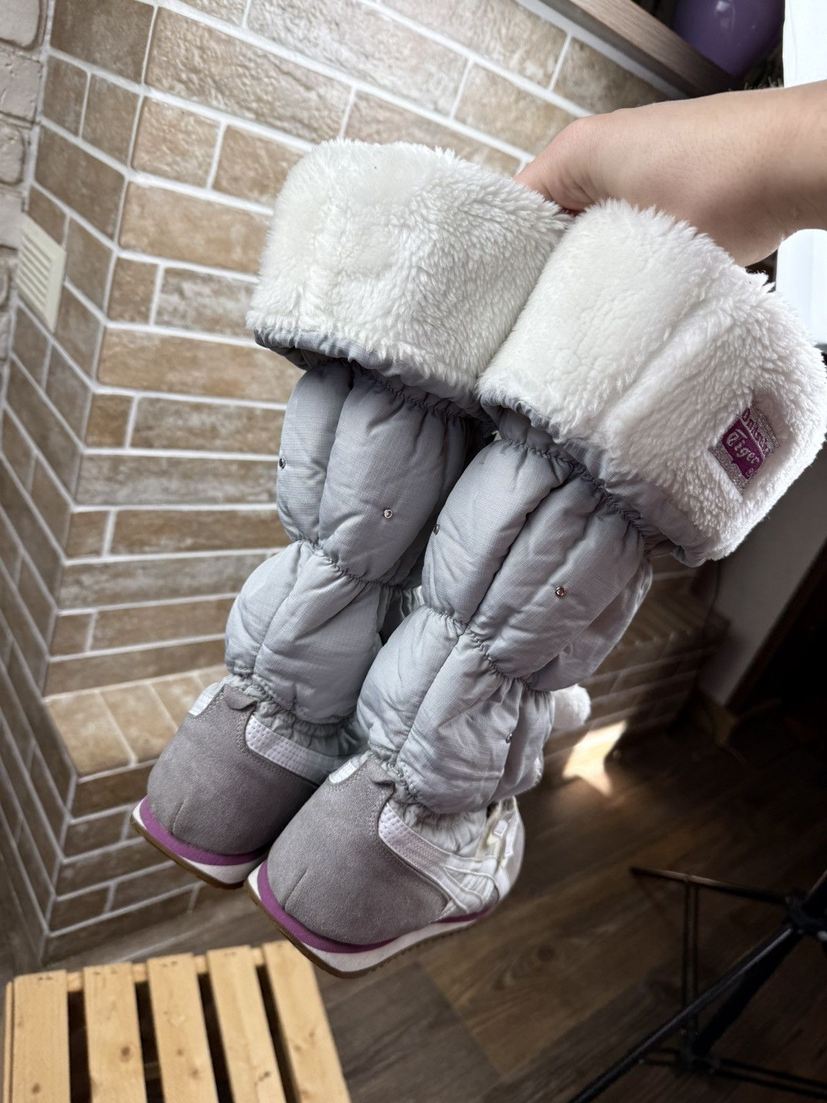 Onitsuka Tiger Womans Asics Onitsuka Tiger Faux Fur Y2K Gray Snow Boots Size US 10 / IT 40 - 11 Thumbnail