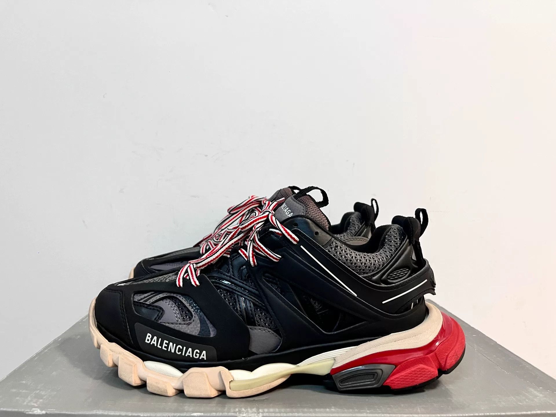 Balenciaga Balenciaga Black Lowtop Sneakers 7 Men Size US 7 / EU 40 - 1 Thumbnail