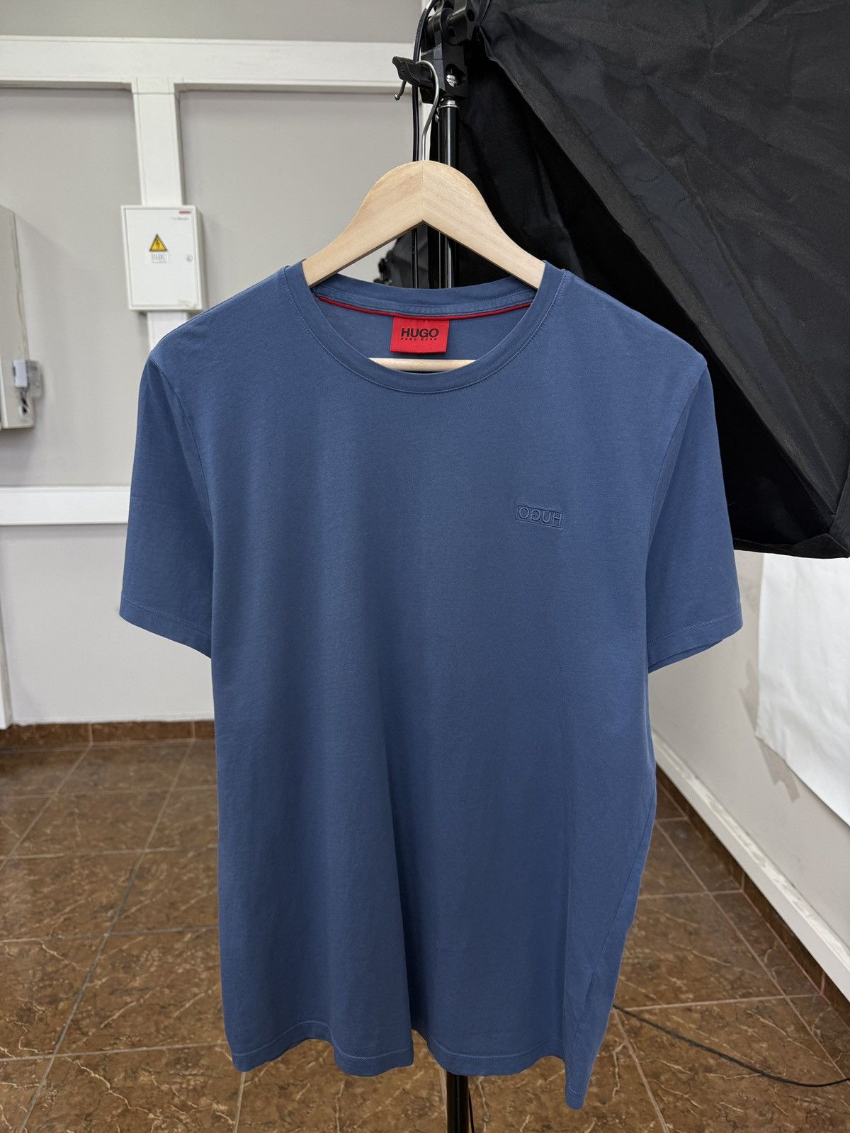Hugo Boss 🇮🇹 Hugo Boss Luxury Classic T-Shirt Retro Rare Hype Y2K Size US M / EU 48-50 / 2 - 1 Thumbnail
