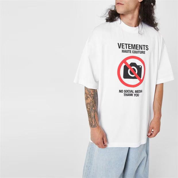 Vetements o1g2r1mq0824 Graphic-Print T-Shirts in White Size US L / EU 52-54 / 3 - 5 Thumbnail