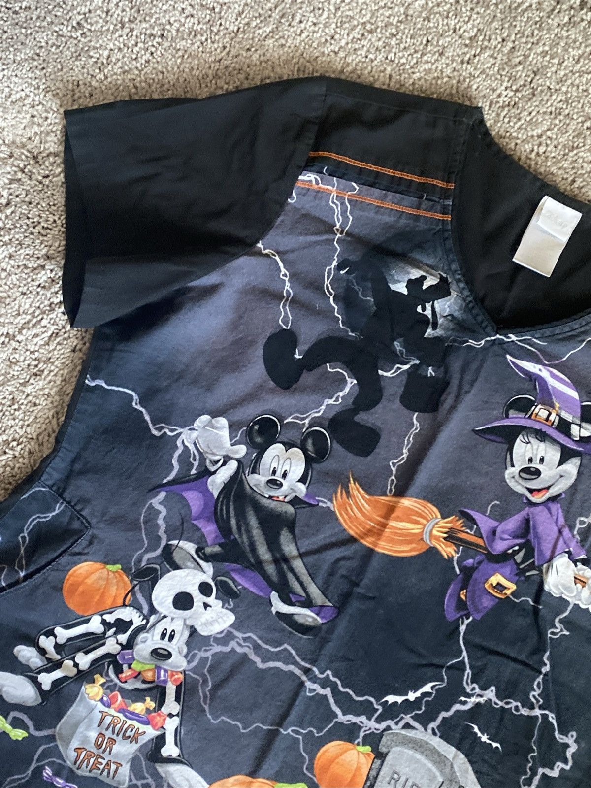 Disney Disney Mickey mouse & Friends Halloween Themed Scrub top Size XL / US 12-14 / IT 48-50 - 9 Thumbnail