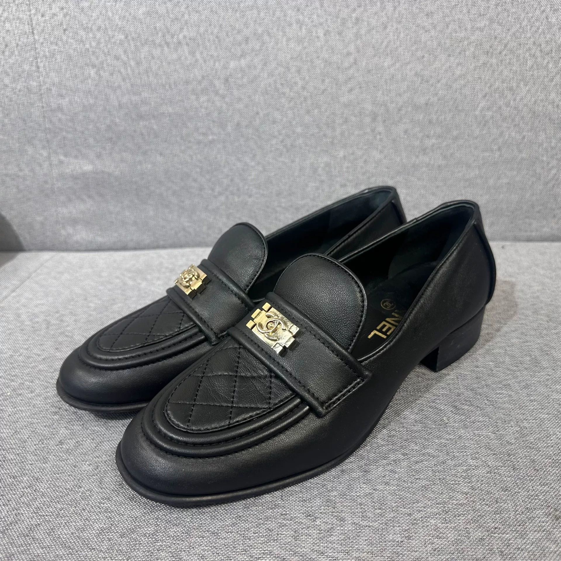 Chanel Chanel Lowtop Sneakers us_7 Women Size US 7 / IT 37 - 1 Thumbnail
