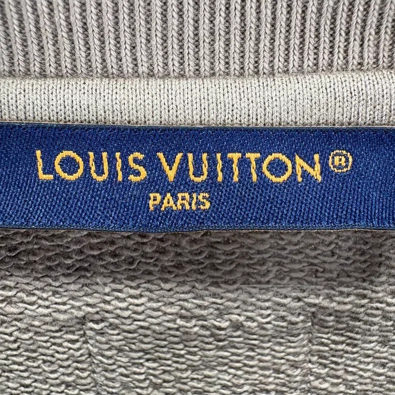Louis Vuitton Louis Vuitton size 4l Embroidered Letter Sweatshirt Size US M / EU 48-50 / 2 - 7 Thumbnail