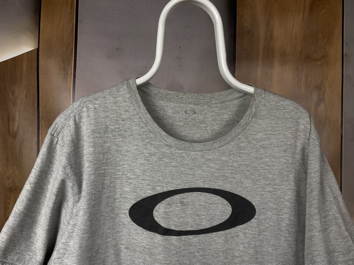 Oakley 🔘Vintage T-Shirt Slim Fit Oakley Big Central Logo Tee🔘 Size US XXL / EU 58 / 5 - 4 Thumbnail