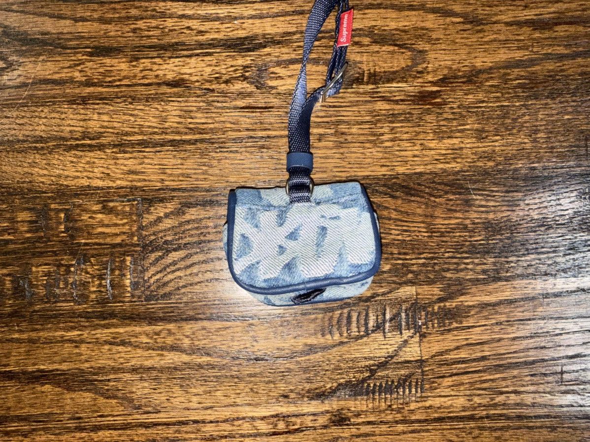 Supreme Supreme SS22 Fat Tip Jacquard Denim Airpod Pouch Blue Denim Size ONE SIZE - 5 Thumbnail