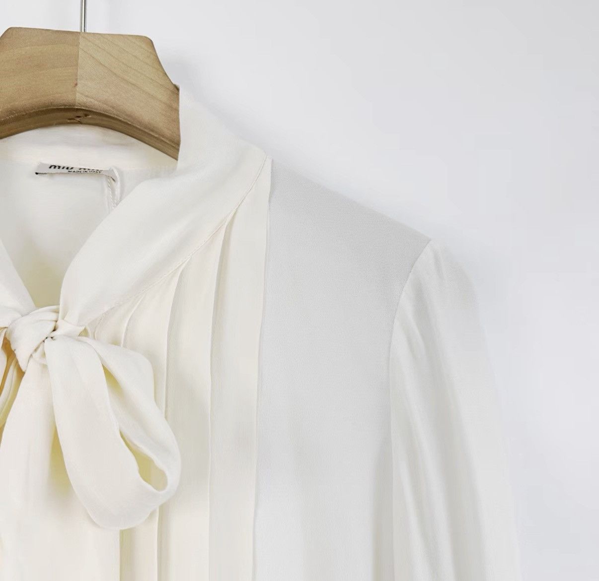 Miu Miu Miu Miu ivory silk palace-style bow tie shirt K12 Size XS / US 0-2 / IT 36-38 - 5 Thumbnail