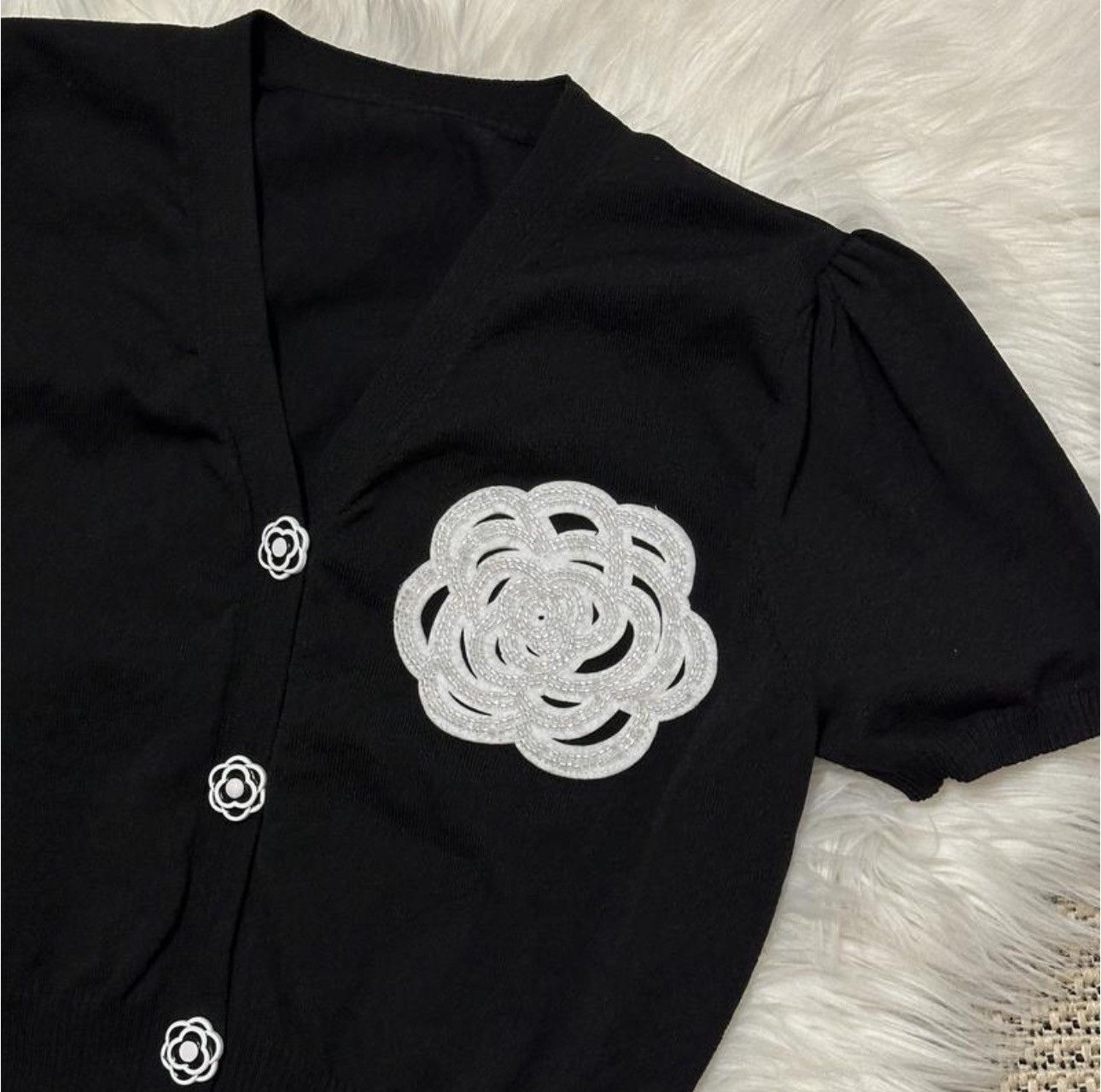 Designer Black Short-Sleeve Knit Cardigan with White Floral Appliqué Size S / US 4 / IT 40 - 6 Thumbnail