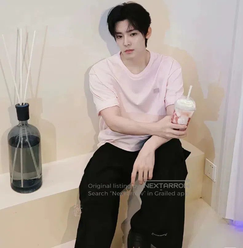 Acne Studios Acne Studios Pink smiley face short-sleeve T-shirt Size XS / US 0-2 / IT 36-38 - 1 Thumbnail