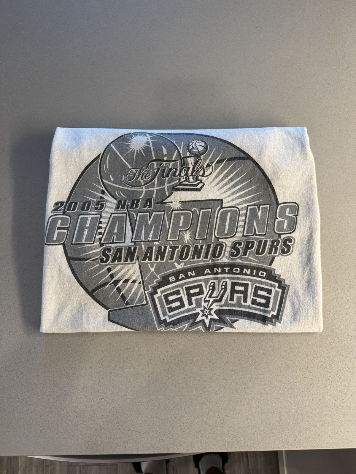 Vintage AAA 2005 SAN ANTONIO SPURS CHAMPS TEE Size US XL / EU 56 / 4 - 3 Thumbnail