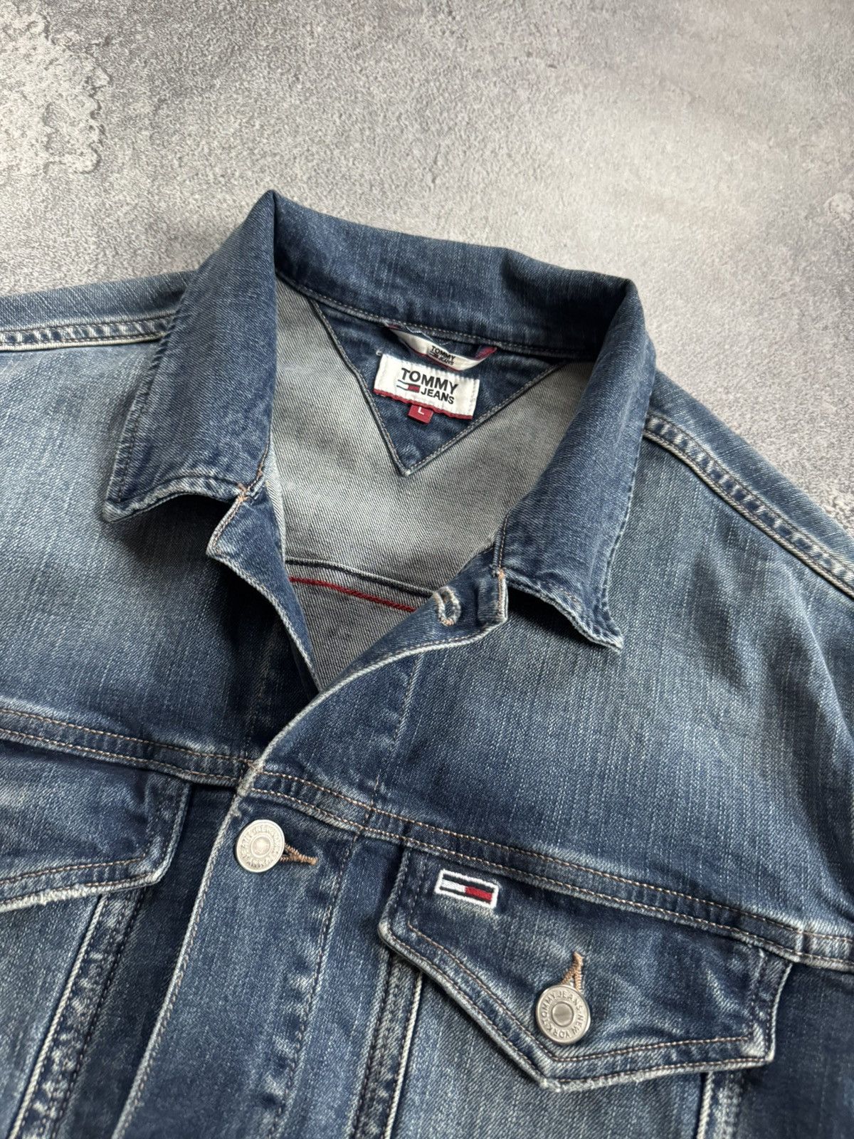 Tommy Hilfiger Tommy Hilfiger L blue denim trucker jacket button bomber Size US L / EU 52-54 / 3 - 12 Thumbnail