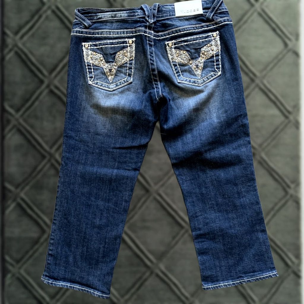Vintage VIGOSS Capri Pants Women Blue Denim Distressed Rhinestone Capris 7 Juniors 32x21 Belt Loops Straight Modern Casual Flat Front Zip Button Size 28" / US 6 / IT 42 - 1 Thumbnail
