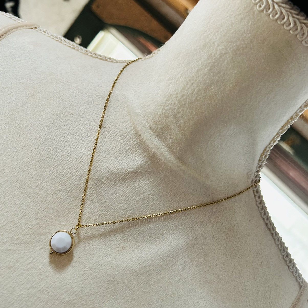 Vintage Vintage dual sided faceted white glass stone necklace Size ONE SIZE - 1 Thumbnail