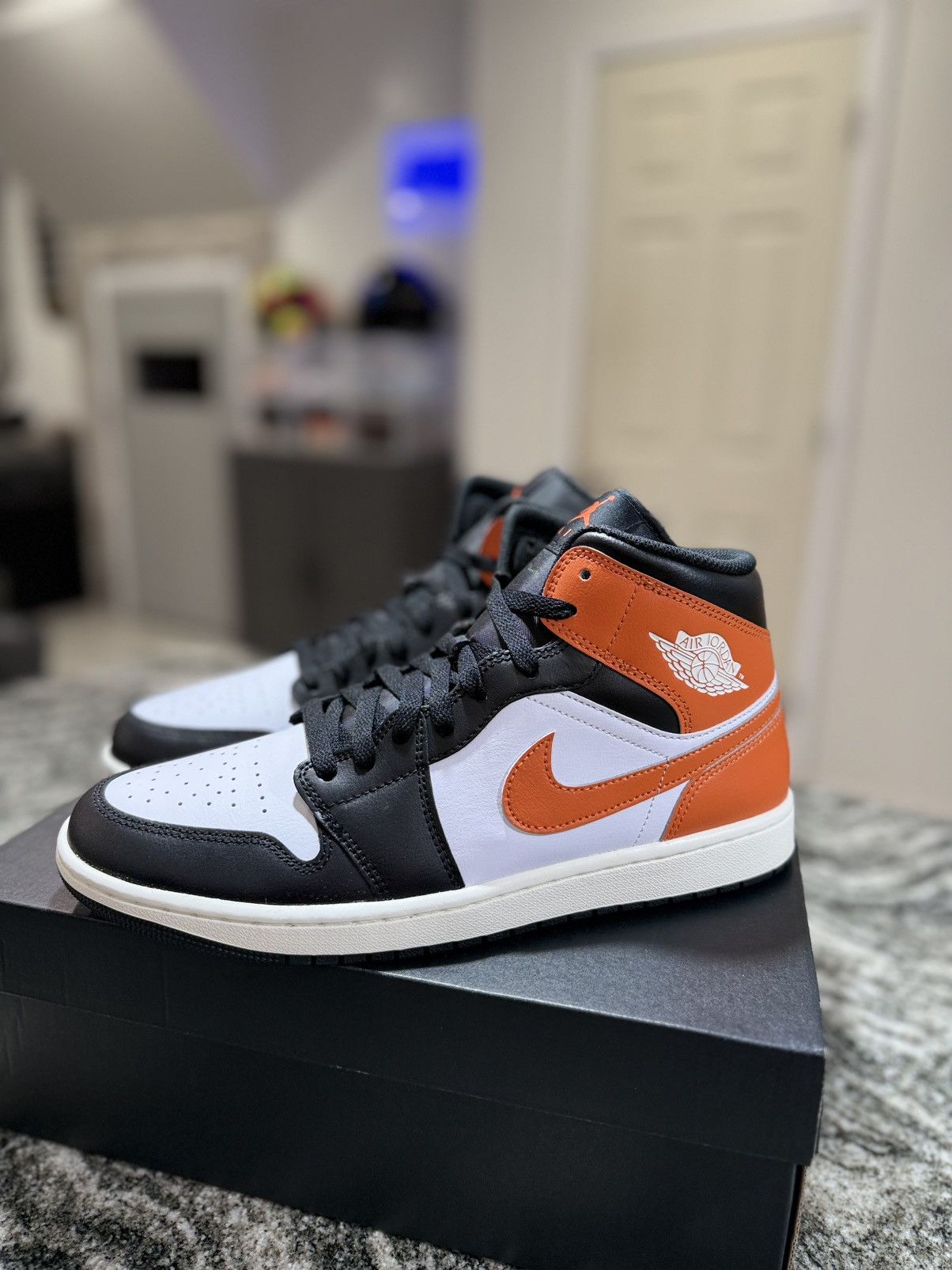 Jordan Brand Jordan 1 Mid Black Toe Starfish Size 11M/12.5W Size US 11 / EU 44 - 2 Thumbnail