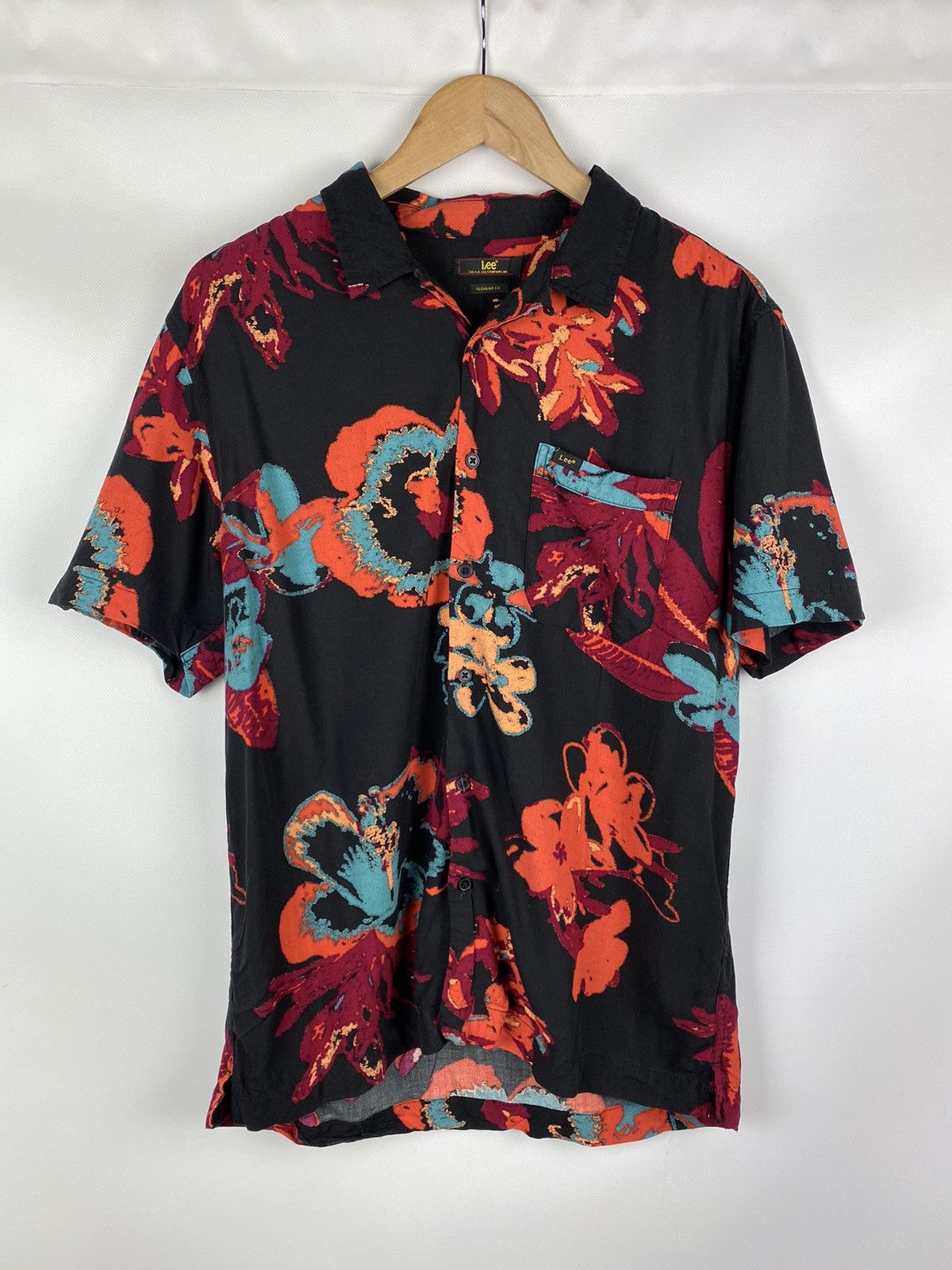 Lee Lee men’s Hawaiian overprinted shirt size L Size US L / EU 52-54 / 3 - 1 Thumbnail