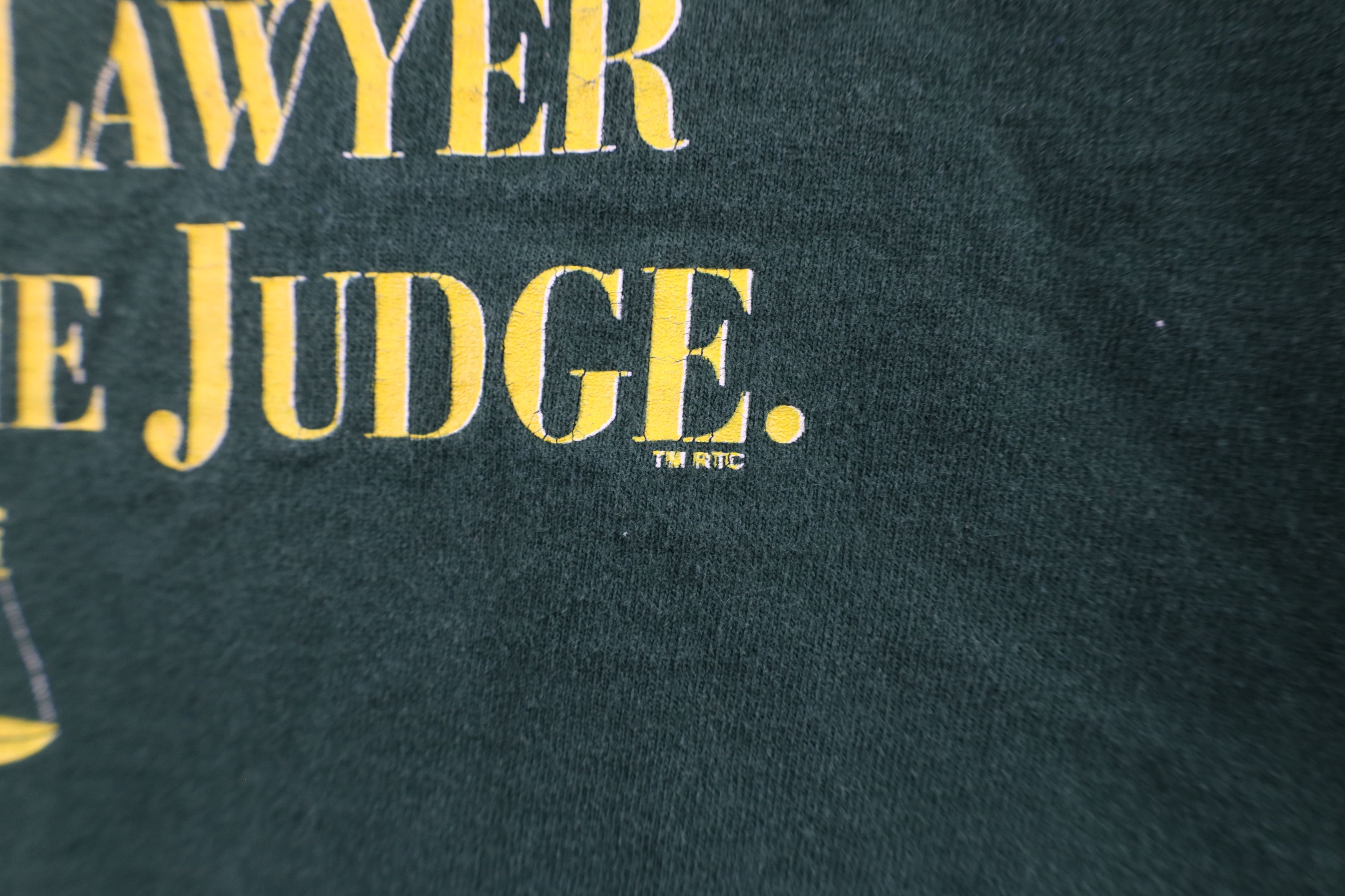 Vintage Vintage 90s Knows Law Great Lawyer Knows Judge T-Shirt Size US L / EU 52-54 / 3 - 5 Thumbnail