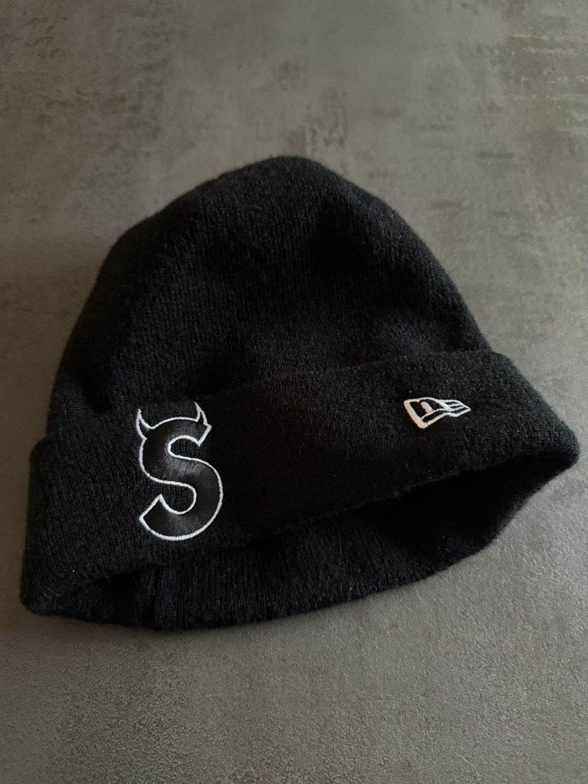 Price Supreme Beanie S New Era × Supreme Supreme New Era S Logo