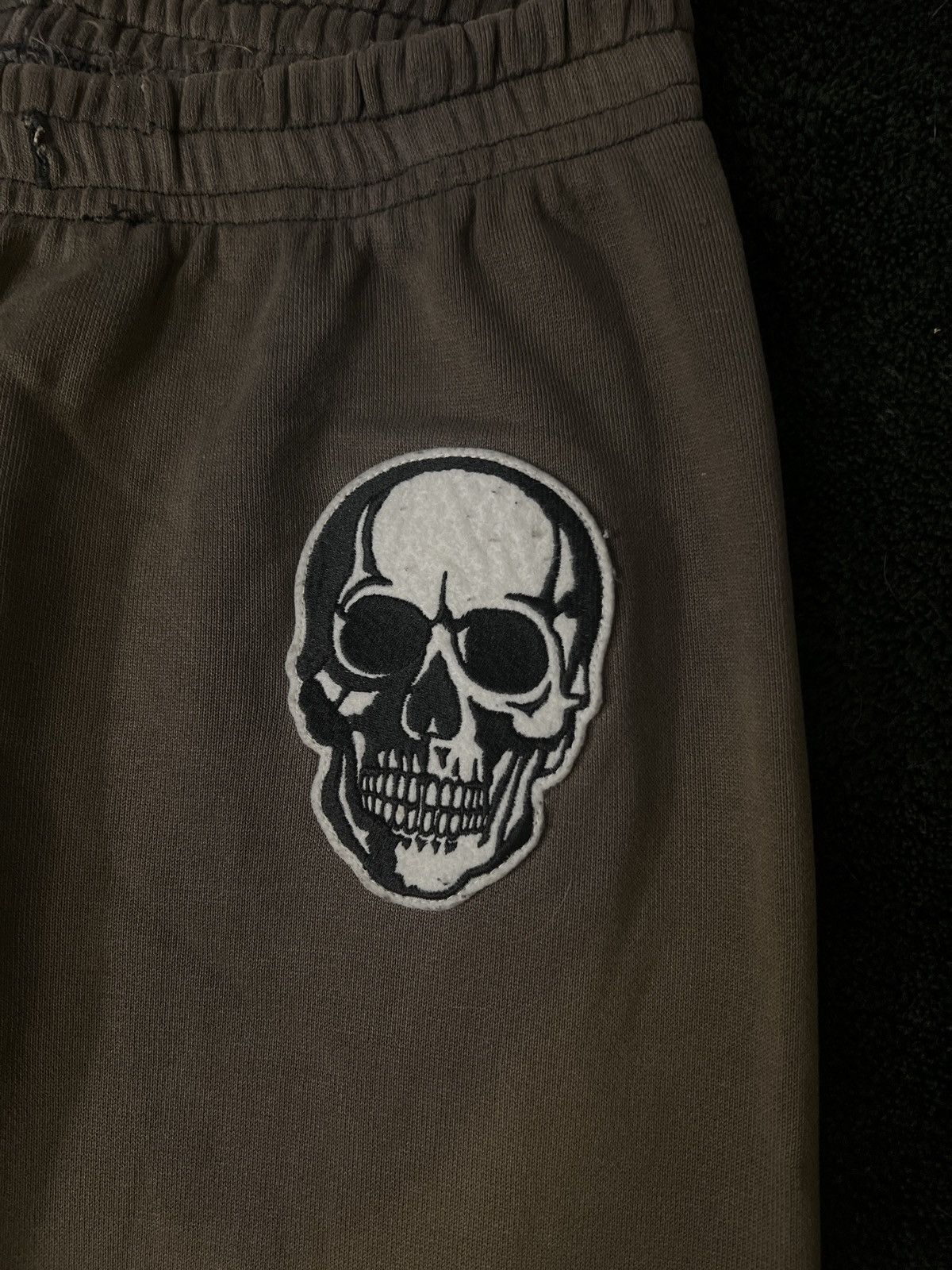 Number (N)ine SS04 - “Dream Baby” Skull Sweatpants Size US 30 / EU 46 - 3 Thumbnail