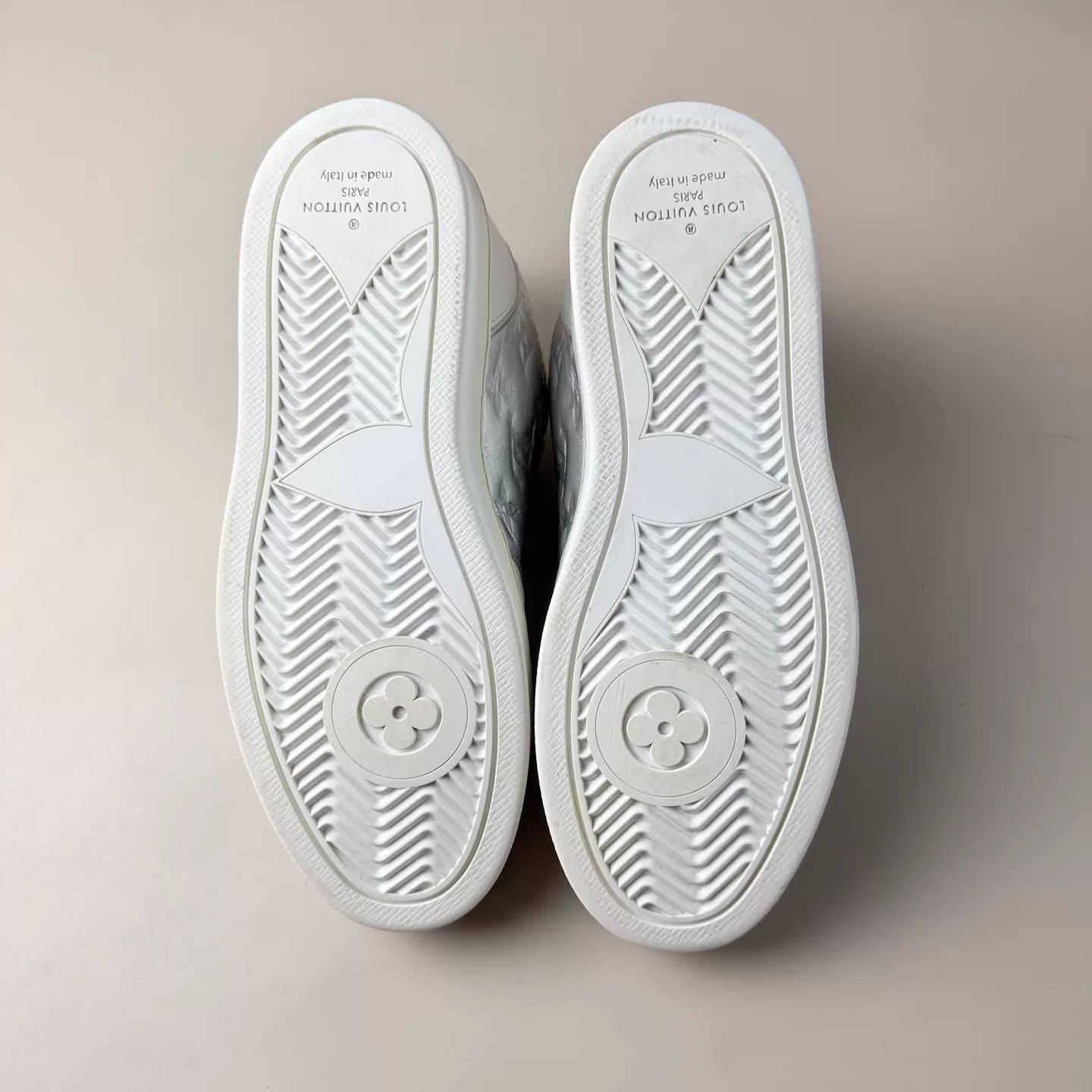 Louis Vuitton Louis Vuitton Silver Monogram Lace-up 35 95New YLP4893 Size US 4.5 / IT 34.5 - 7 Thumbnail