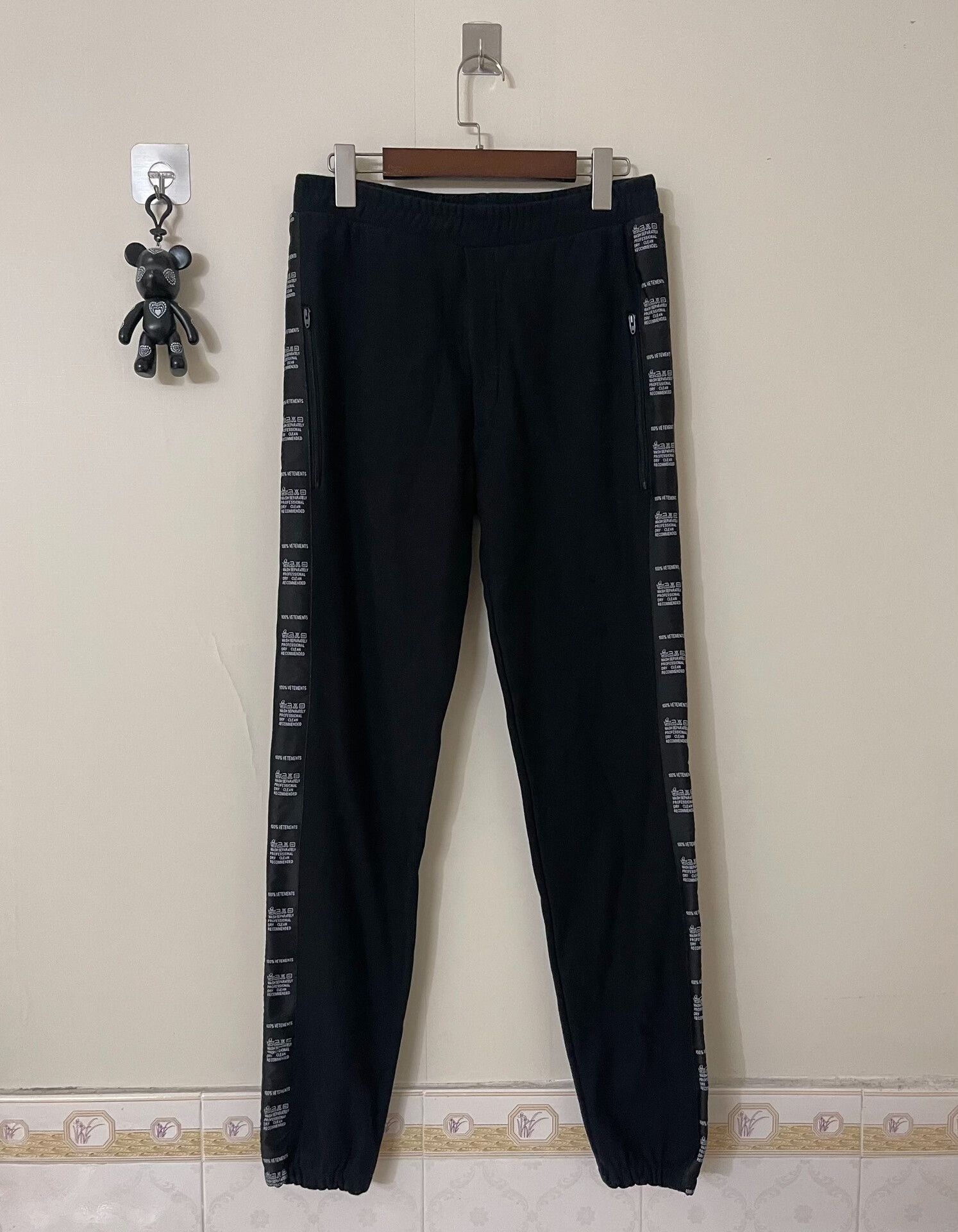 Vetements vetements side label pants in black Size US 30 / EU 46 - 1 Thumbnail