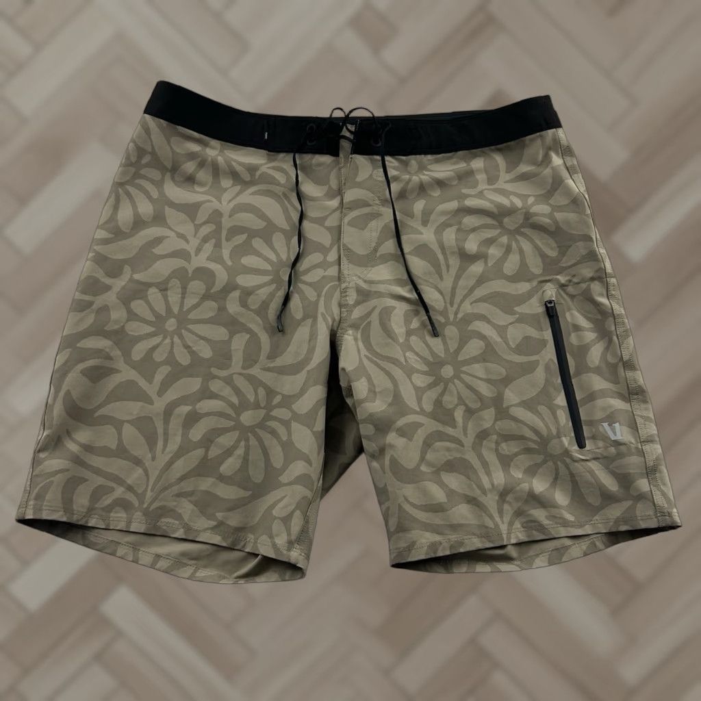 Vuori Vuori Infinity Board Shorts Floral Abstract Swim Trunks Men's 33 Khaki Beige Board Shorts Mens 33 Beige Floral Vuori Size US 33 - 1 Thumbnail