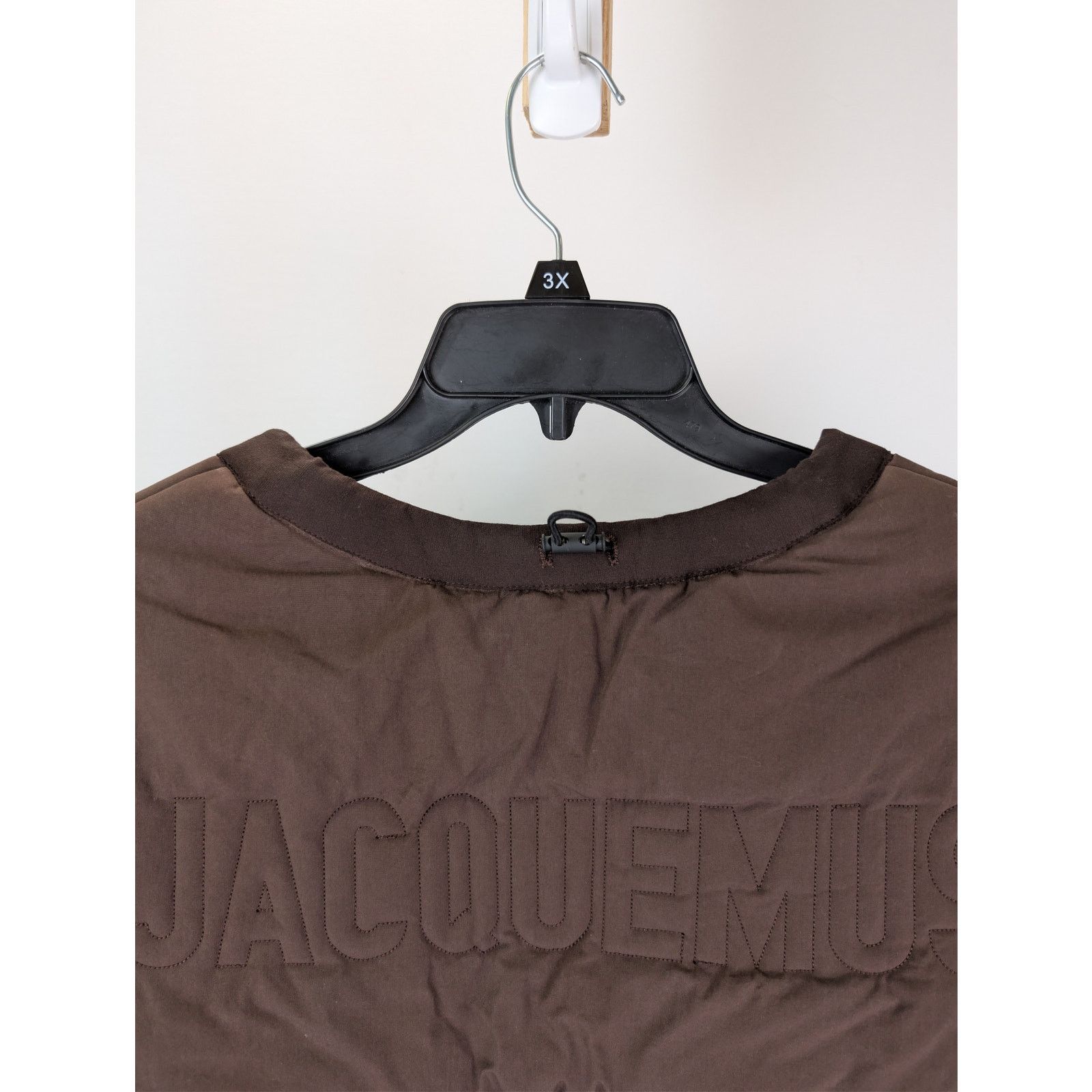 Jacquemus o1rshd1 'Le Gilet Carozzu' padded vest in dark brown Size US L / EU 52-54 / 3 - 18 Thumbnail