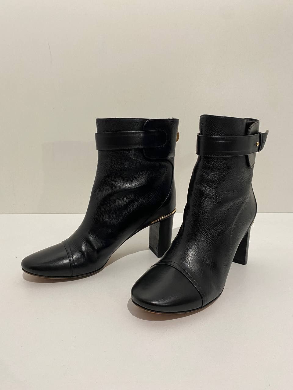 Chloe Tucson Calf Leather Buckled High Heel Shoes Ankle Boots in Black, Women's (Size 8.5)