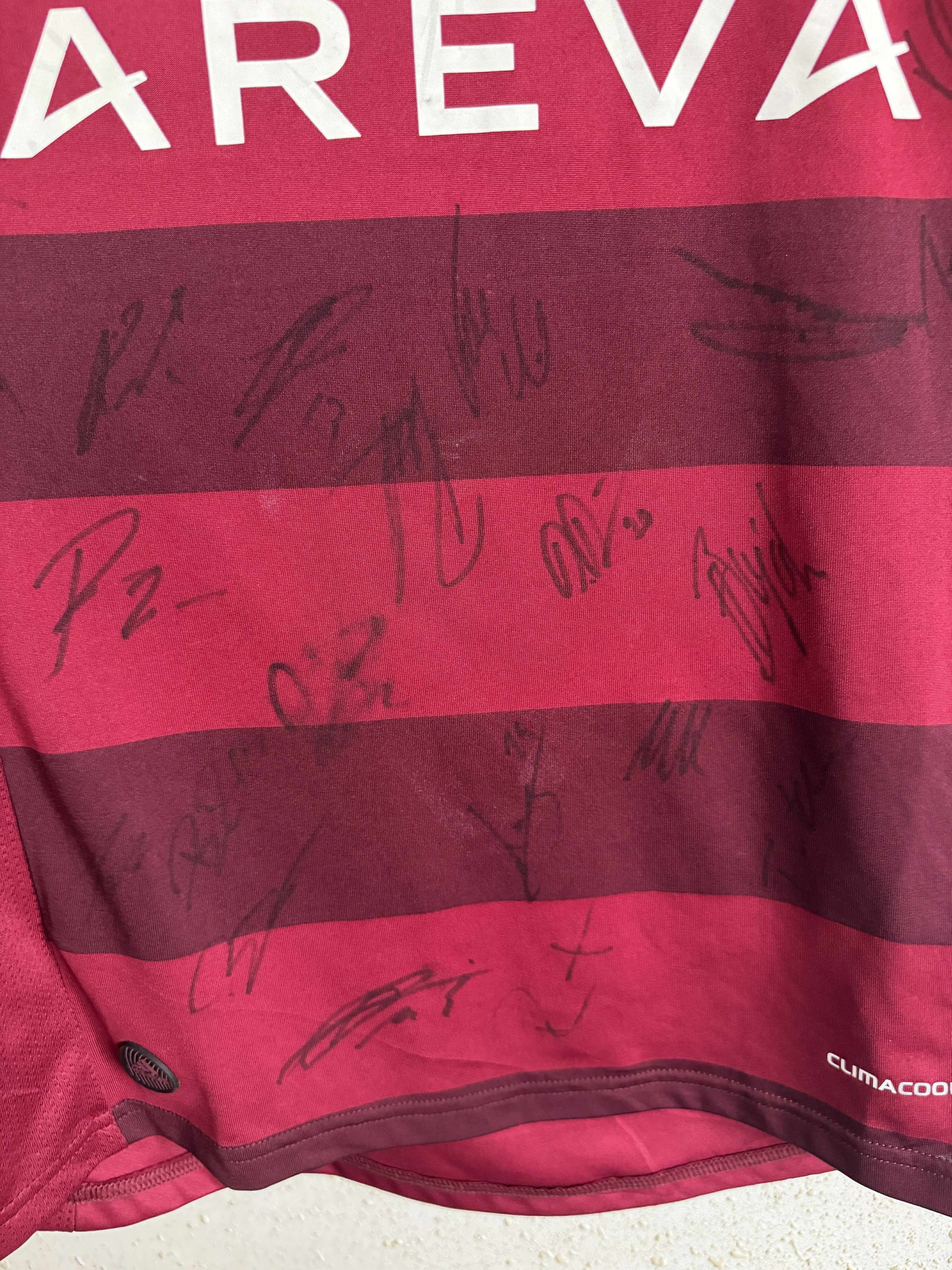 Vintage FC Nurnberg 2011/12 Home Shirt Signed All squad Size US S / EU 44-46 / 1 - 8 Thumbnail