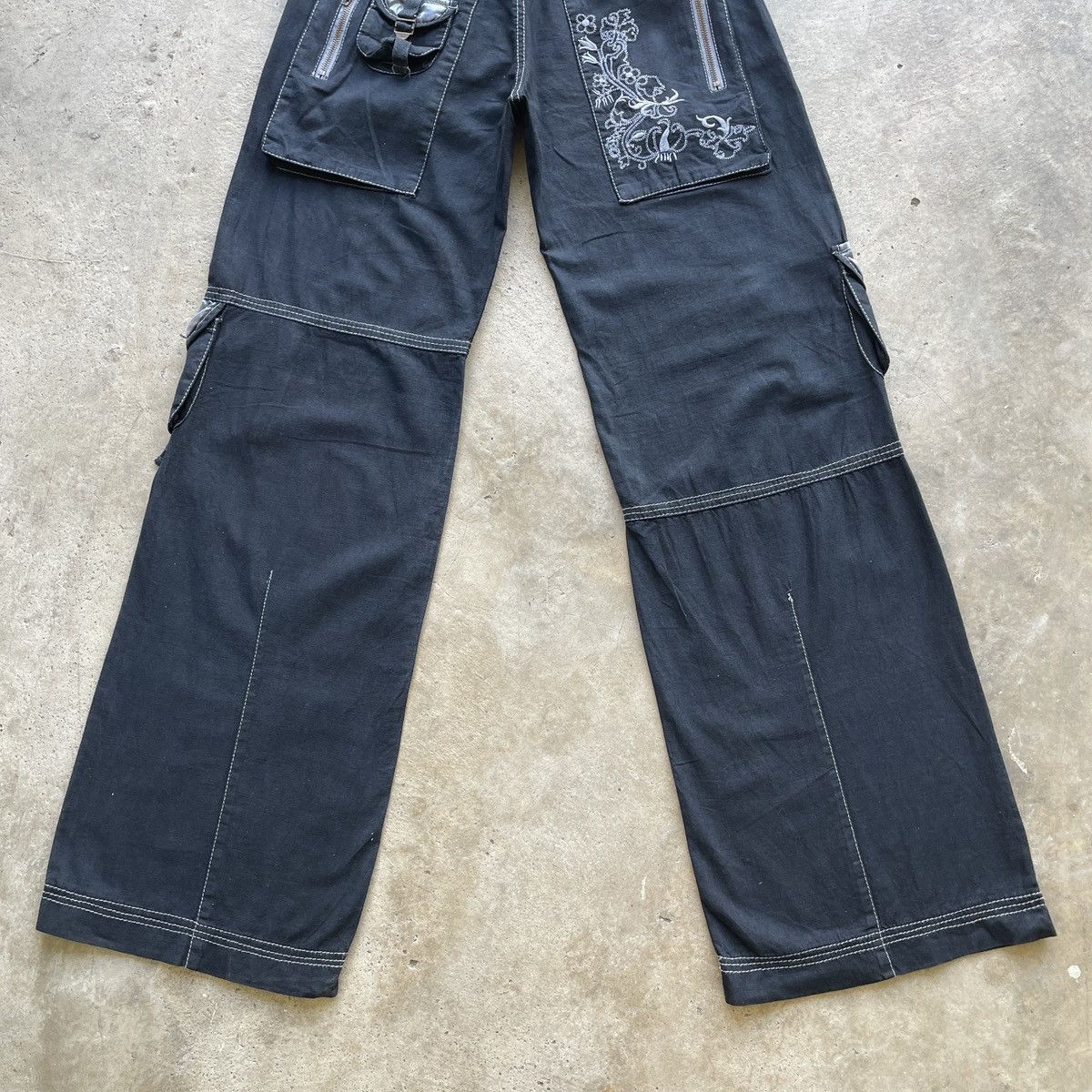 Japanese Brand Vintage Japanese Black Cargo Baggy Pants Tactical W30 Size US 30 / EU 46 - 9 Thumbnail