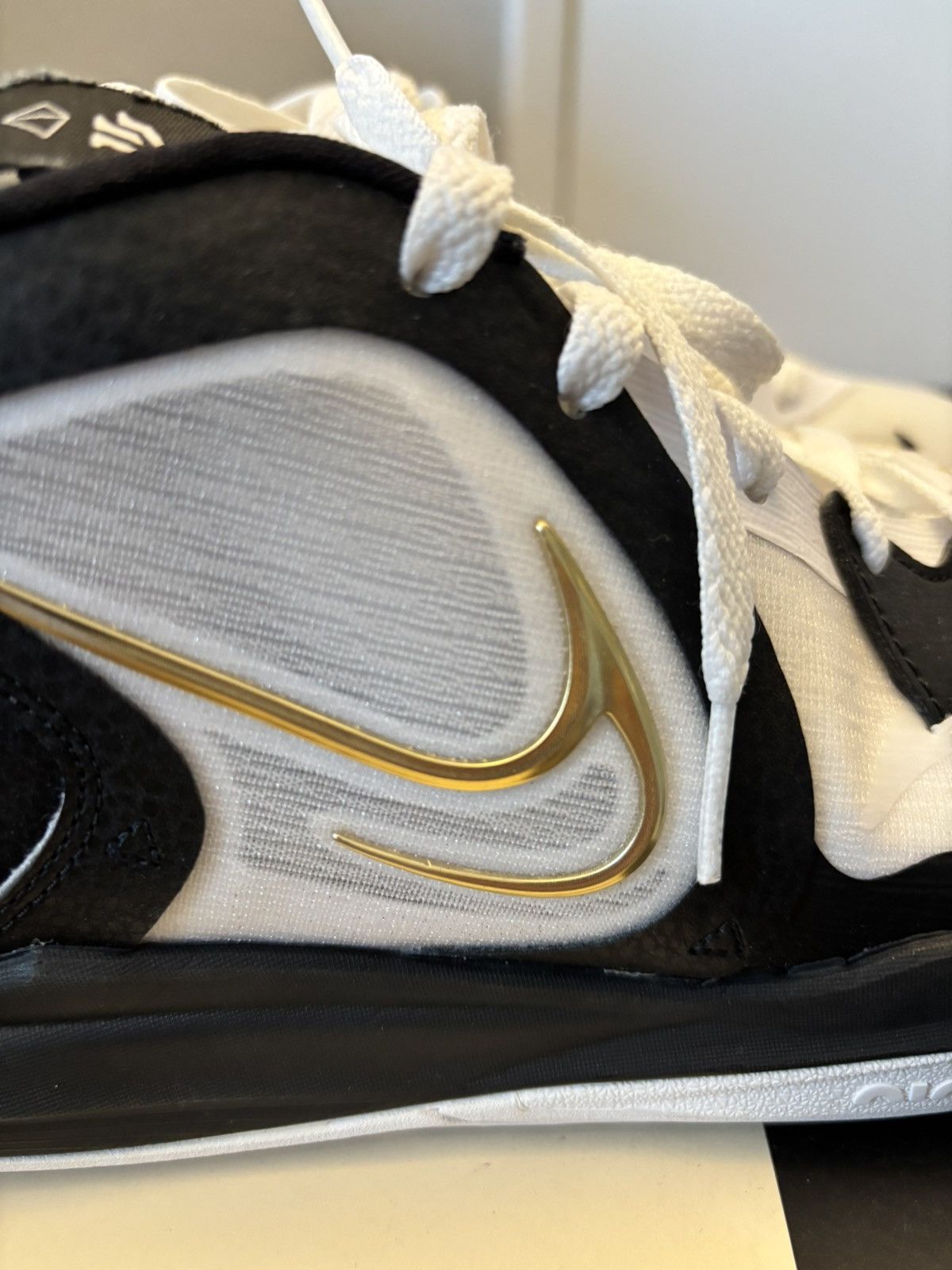 Nike Kyrie Low 5 White Black Gold Lightly Used Size 10 Size US 10 / EU 43 - 4 Thumbnail