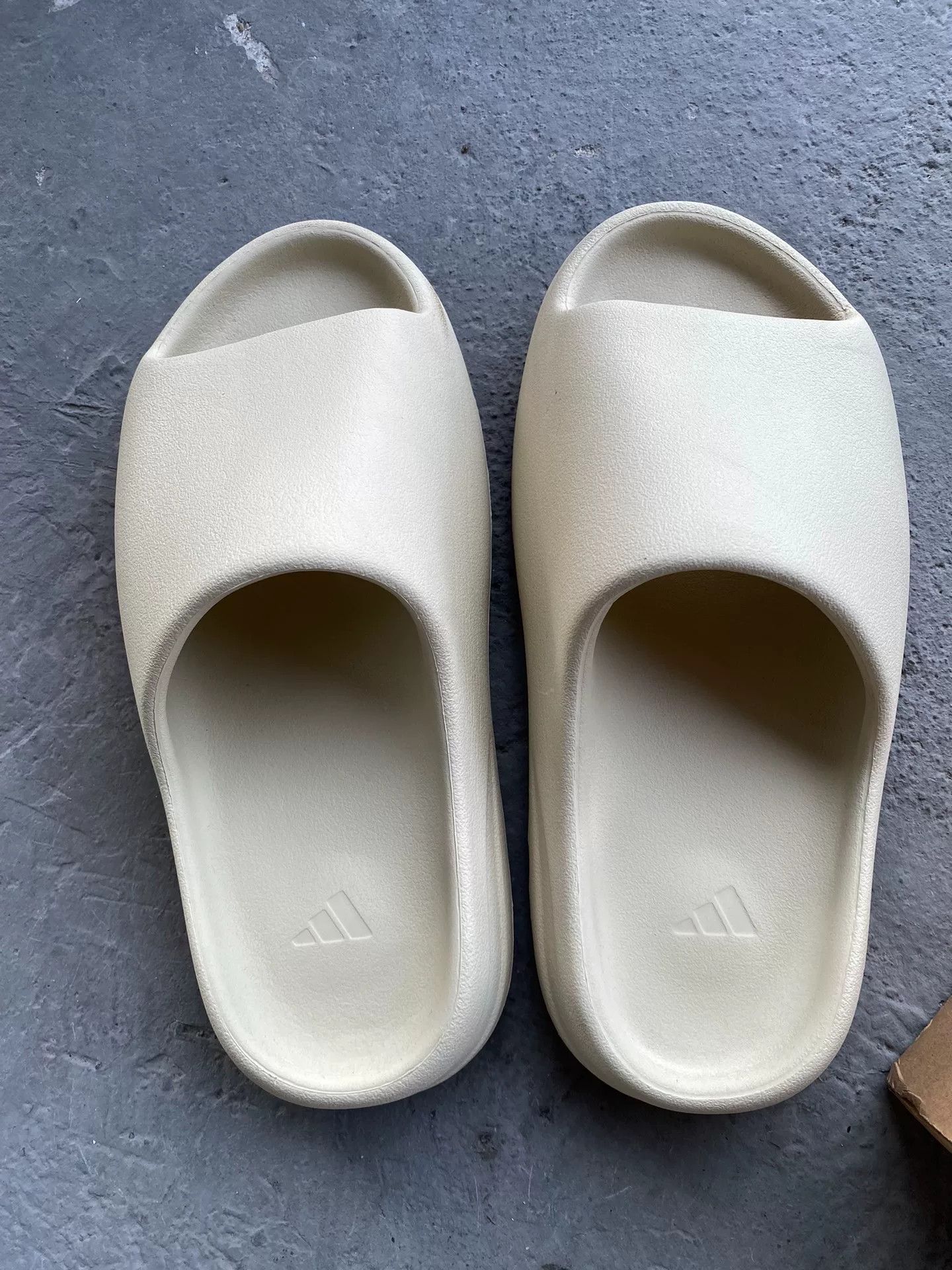 Yeezy Yeezy White Lowtop Sneakers 9 Men Size US 9 / EU 42 - 1 Thumbnail