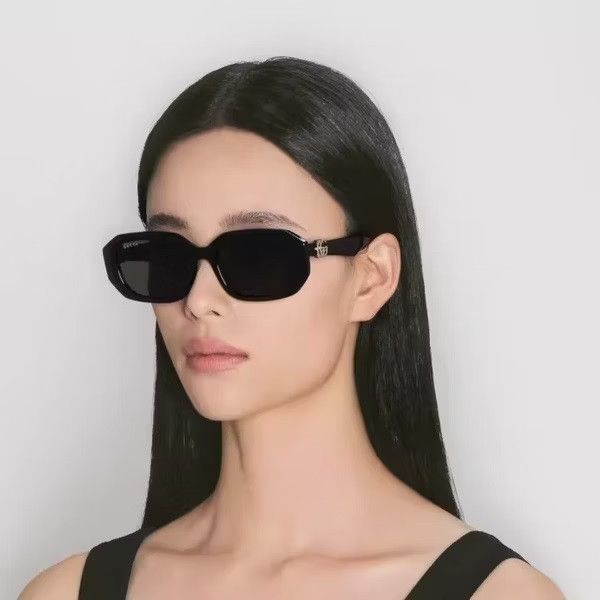 Gucci NEW Gucci GG1535S 001 Black Grey Women Geometric Sunglasses Size ONE SIZE - 13 Thumbnail