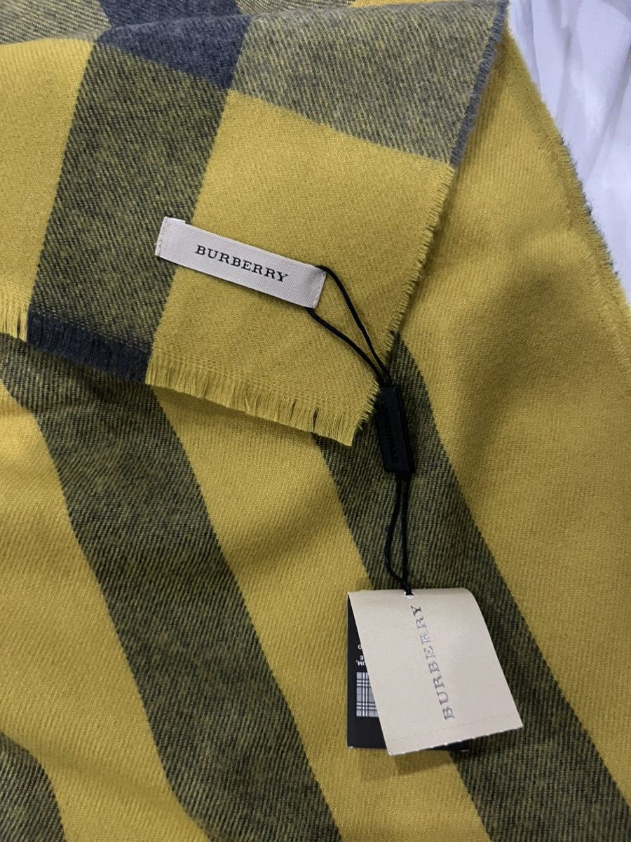 Burberry Burberry Bright Check Cashmere Scarf – Lemon Quartz Size ONE SIZE - 3 Thumbnail