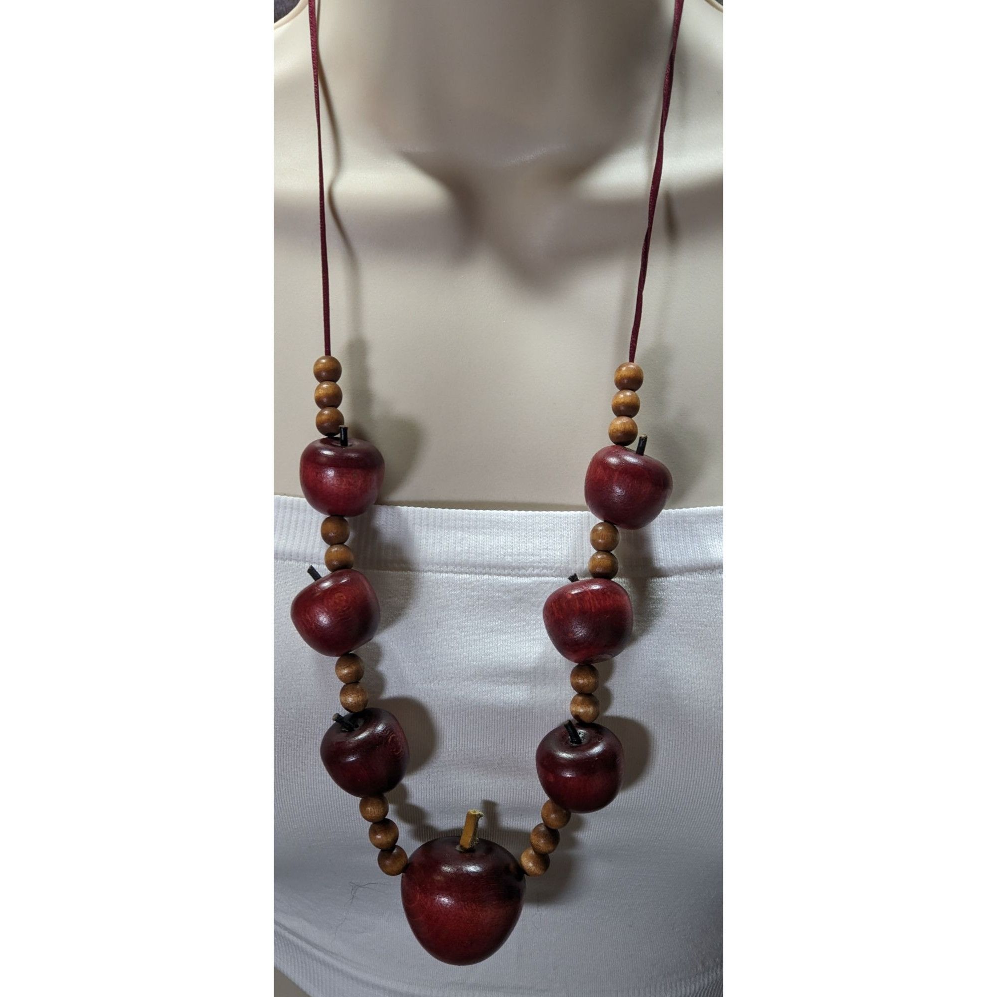 Other Vintage Cottagecore Wooden Apple Beaded Necklace Size ONE SIZE - 8 Thumbnail