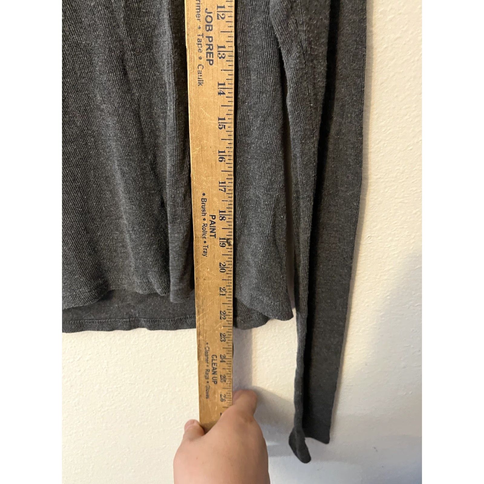 Brandy Melville Brandy Melville Dark Grey Long Sleeve Henley Top Large Size ONE SIZE - 4 Thumbnail