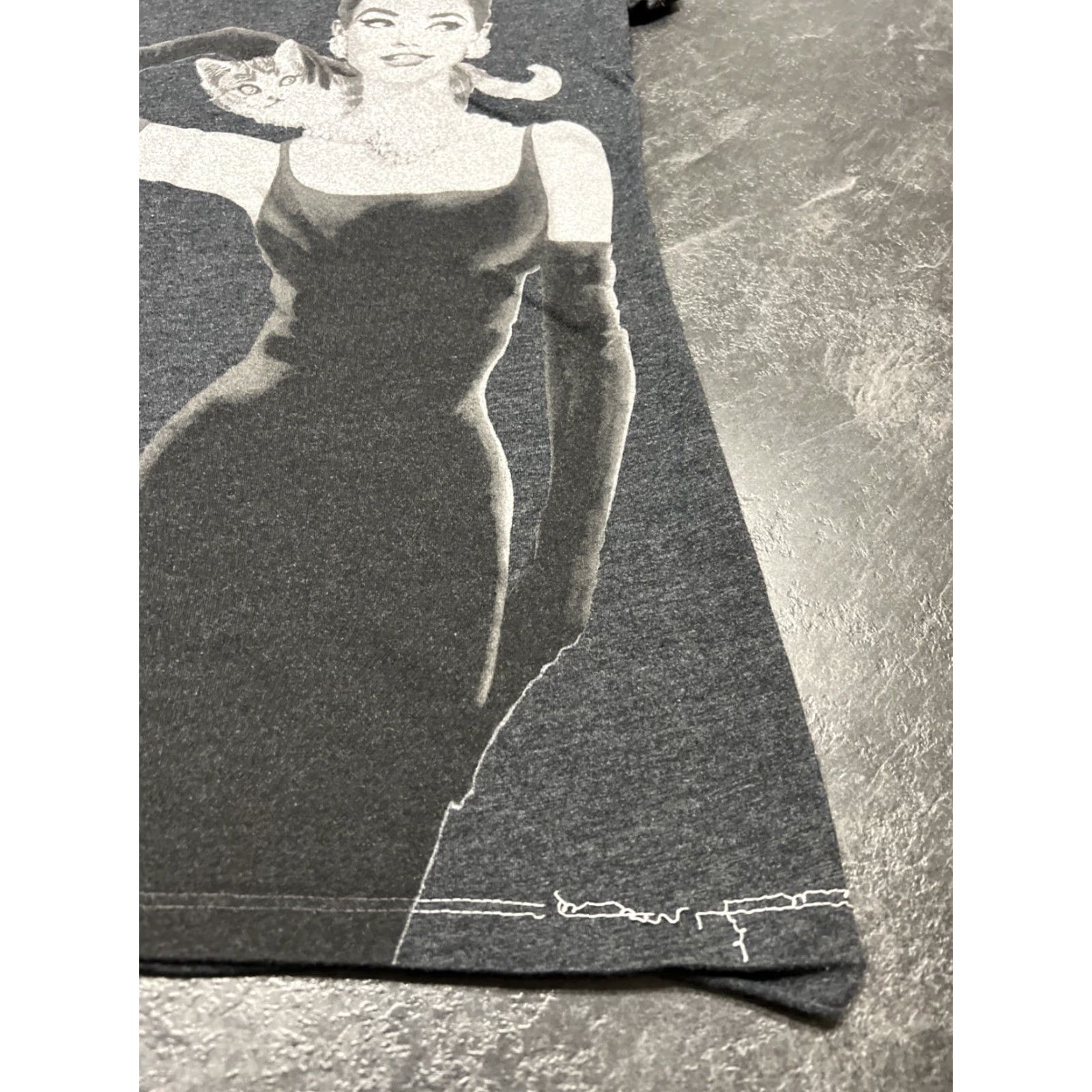 Vintage VINTAGE Breakfast At Tiffanys Audrey Hepburn V-Neck T-Shirt Women XL Gray Casual Top Size XL / US 12-14 / IT 48-50 - 3 Thumbnail