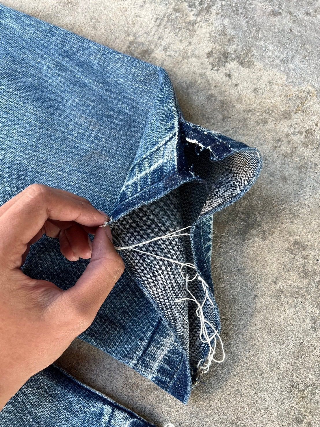 Levi's VINTAGE 2000s LEVI'S 550 DISTRESSED JEANS Size US 31 - 19 Thumbnail