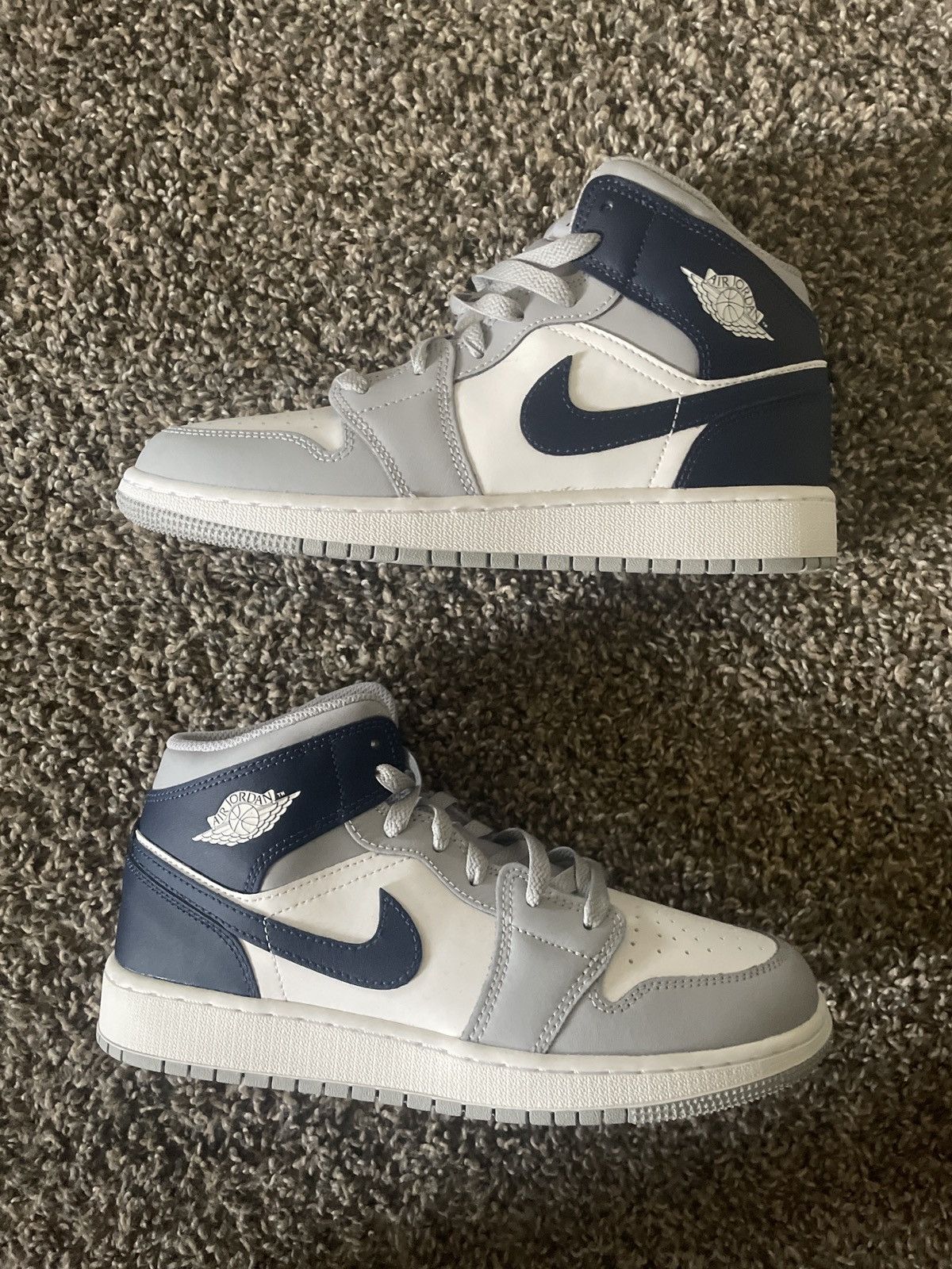 Jordan Brand Jordan 1 mid “Wolf Grey” Size US 6.5 / EU 39-40 - 1 Thumbnail