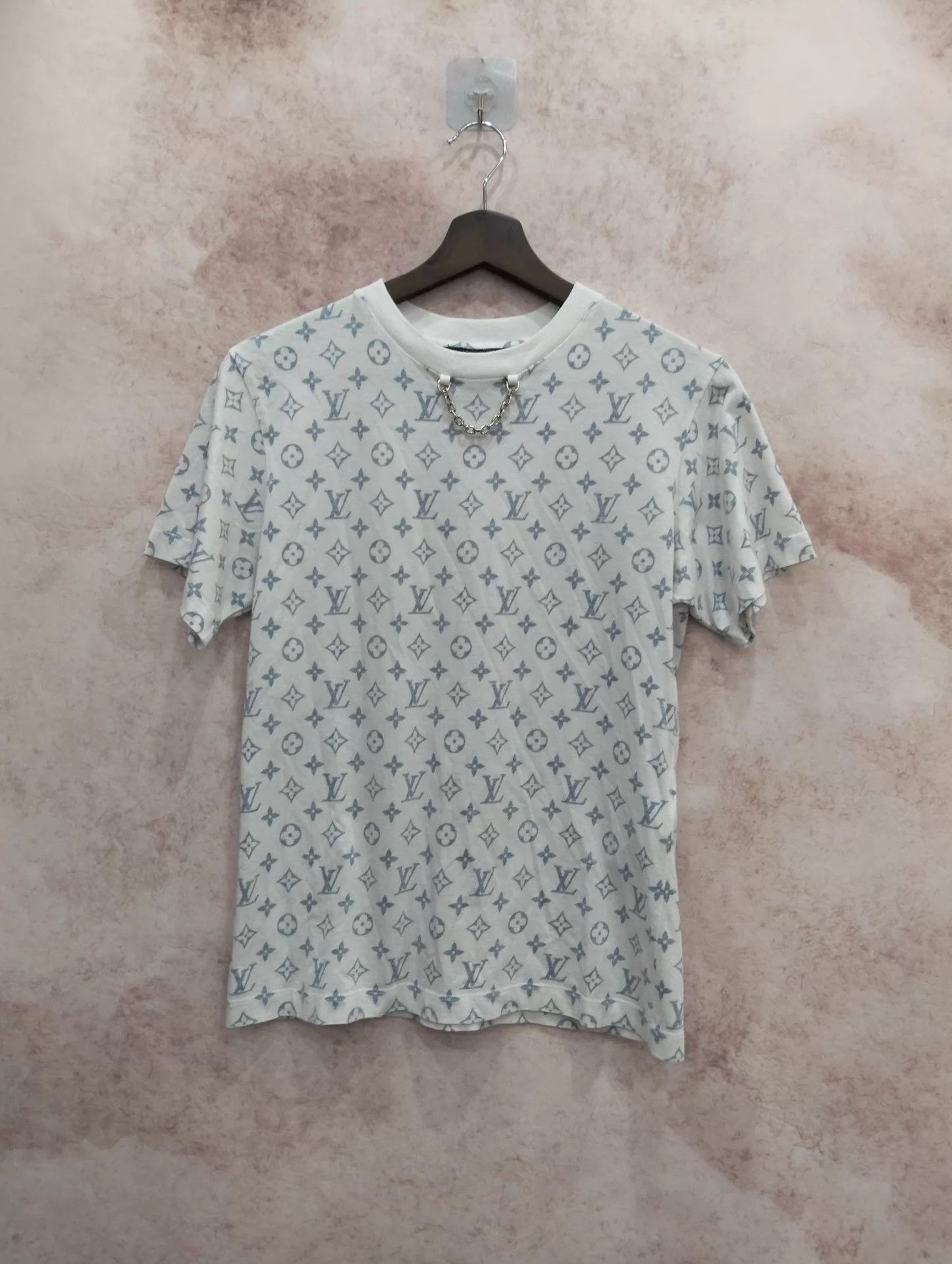 Louis Vuitton LV Neck Chain Monogram All Logo SS Tee XS Size XS / US 0-2 / IT 36-38 - 1 Thumbnail