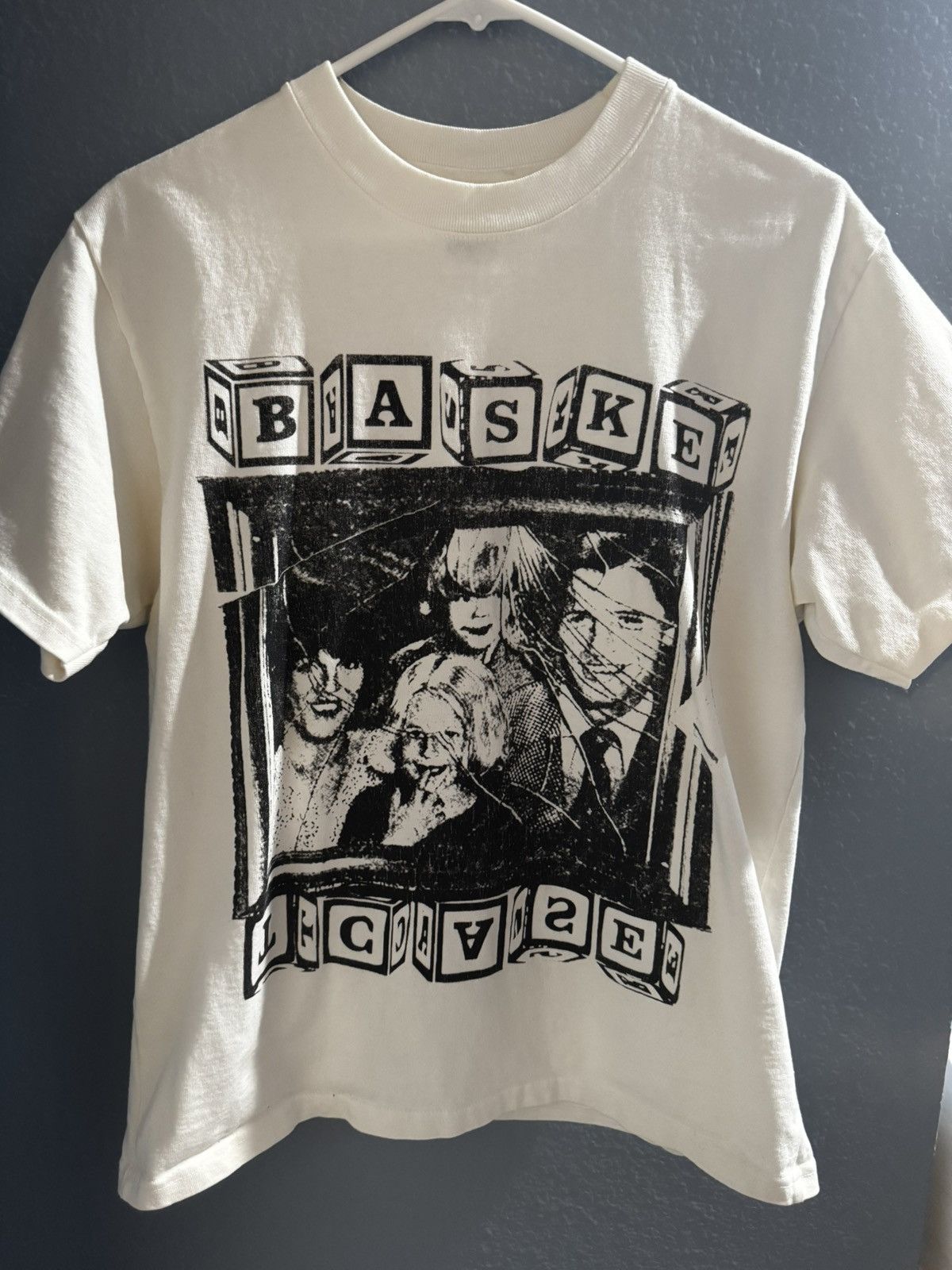Basketcase Gallery “Familie Tee”