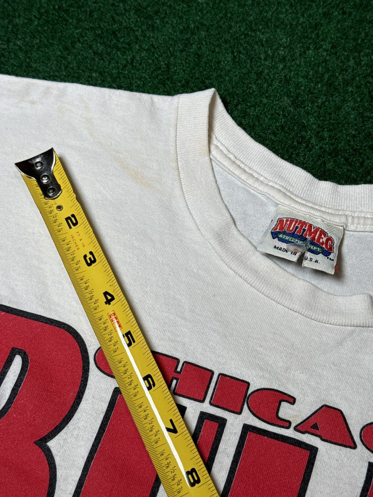 Nutmeg × Vintage Vintage 90s Chicago Bulls Nutmeg Mills Repaired T Shirt Size US L / EU 52-54 / 3 - 8 Thumbnail