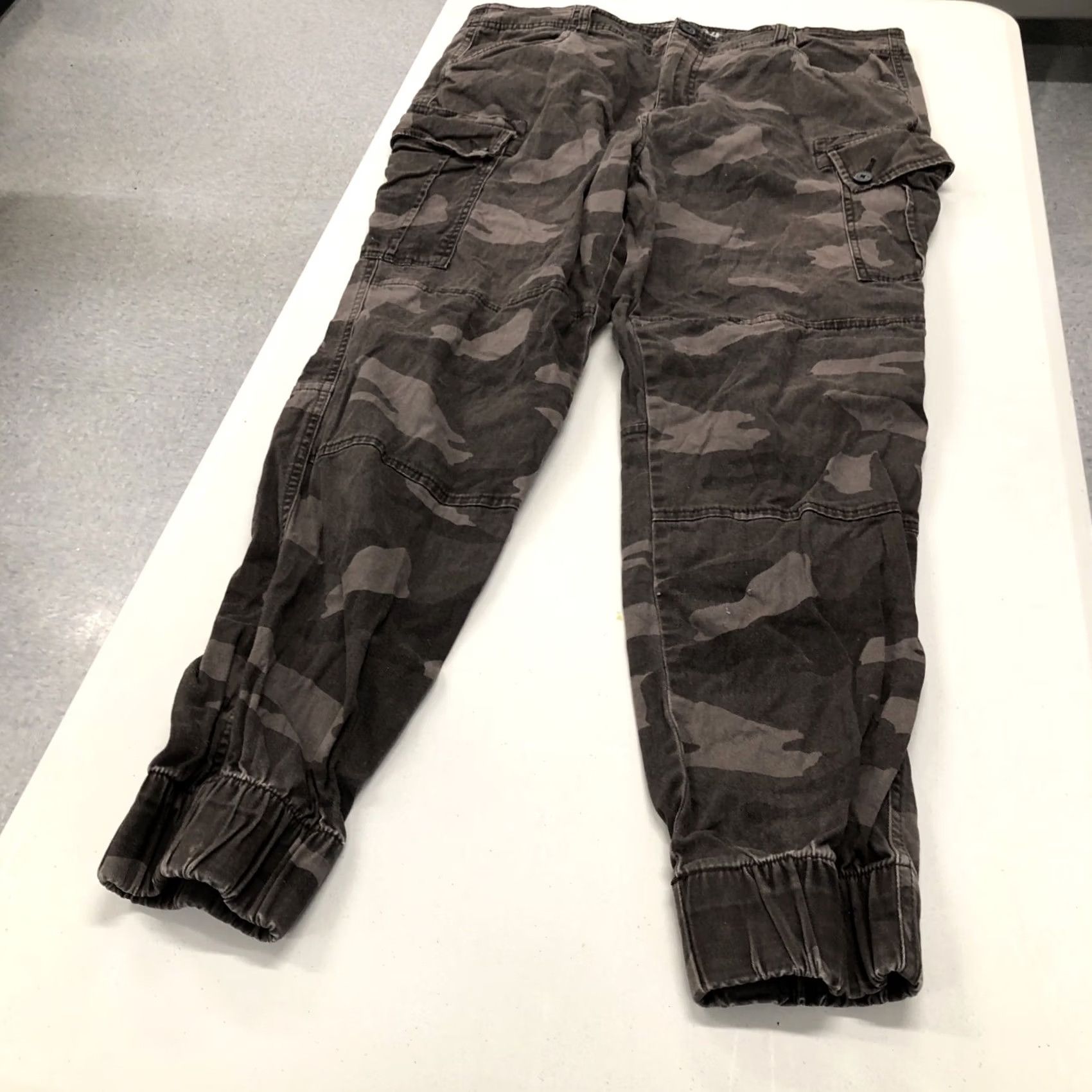 Vintage PLUGG JEANS CO. MENS GREEN CAMO CARGO Pants Size 36x29 Tapered Elastic Hem Size US 36 / EU 52 - 3 Thumbnail