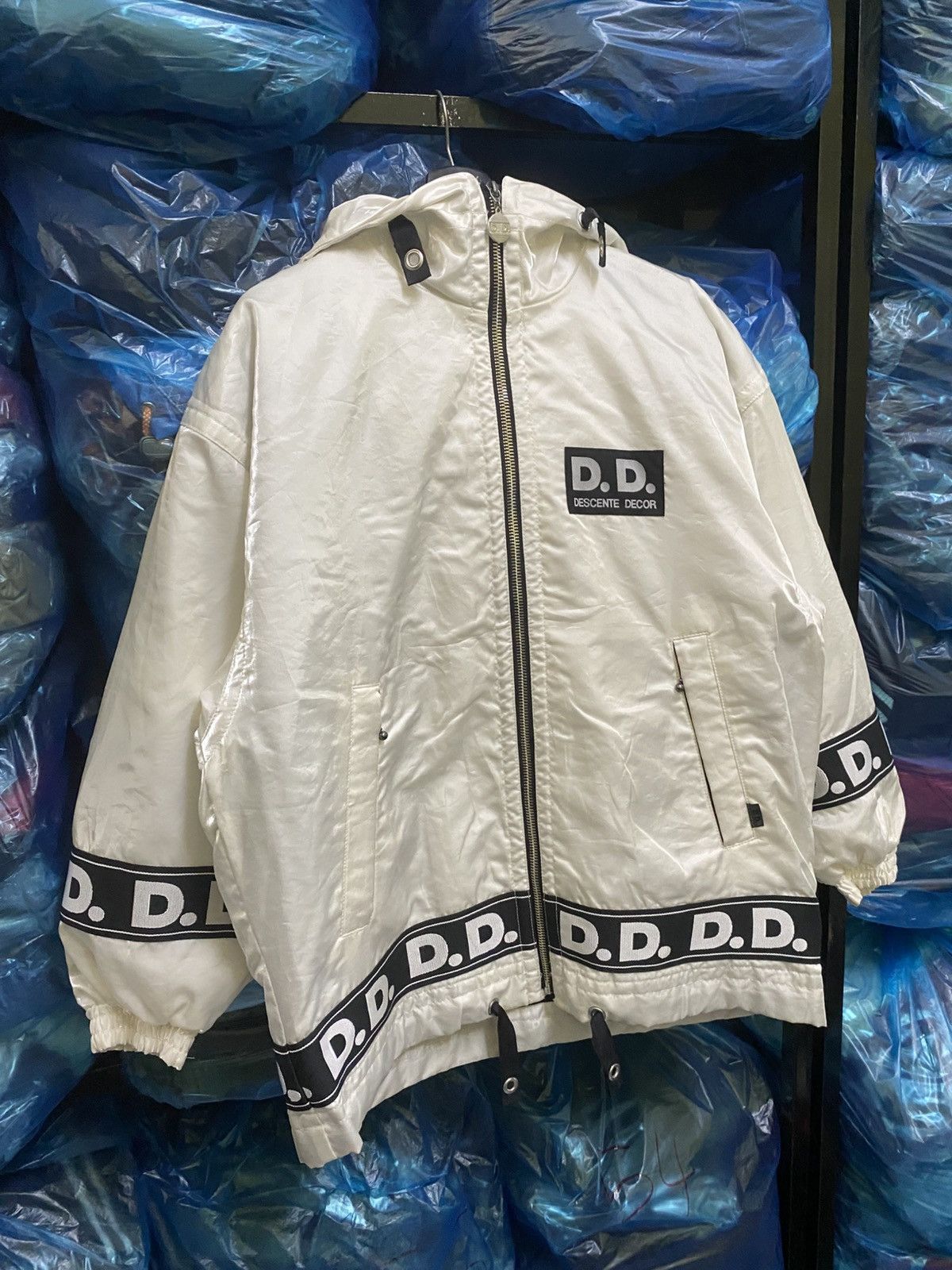 Descente Vintage Descente Decor D.D. Logo Tape Windbreaker White Size US L / EU 52-54 / 3 - 4 Thumbnail