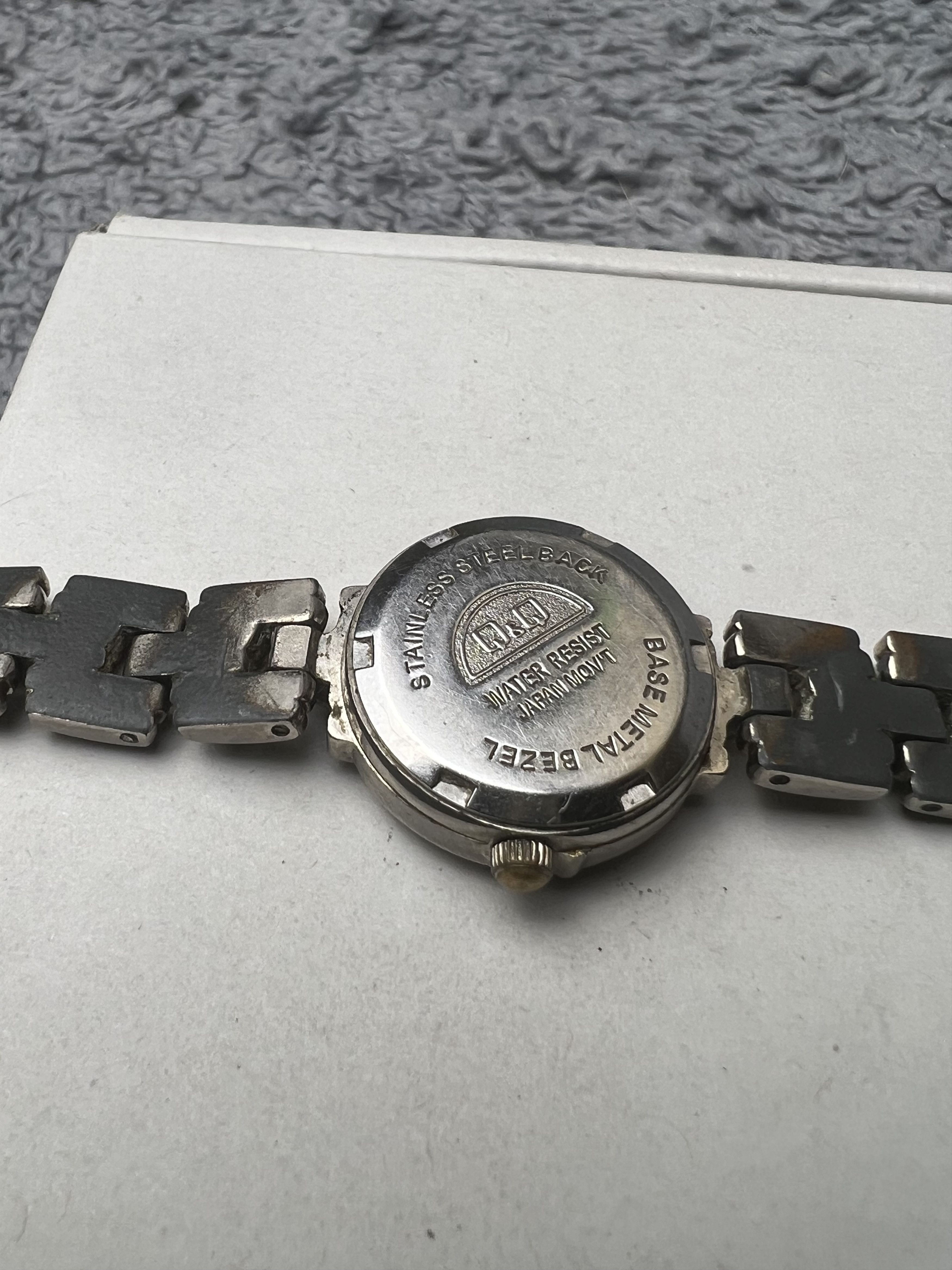 Vintage Futuristic Minimalistic Q&Q Japanese Style Bracelet Watch Size ONE SIZE - 11 Thumbnail