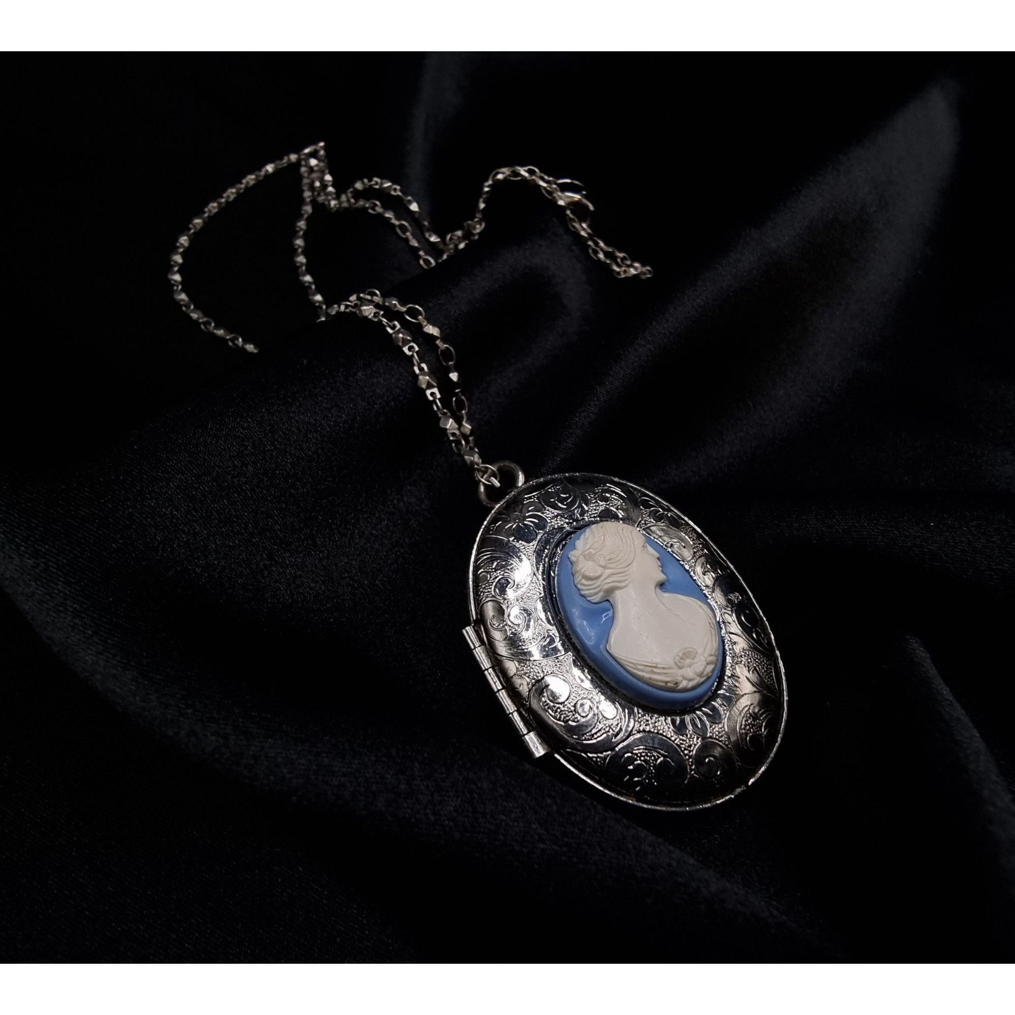 Vintage Vintage 1980's-1990's Silver Oval Locket Necklace With Blue Size ONE SIZE - 2 Thumbnail