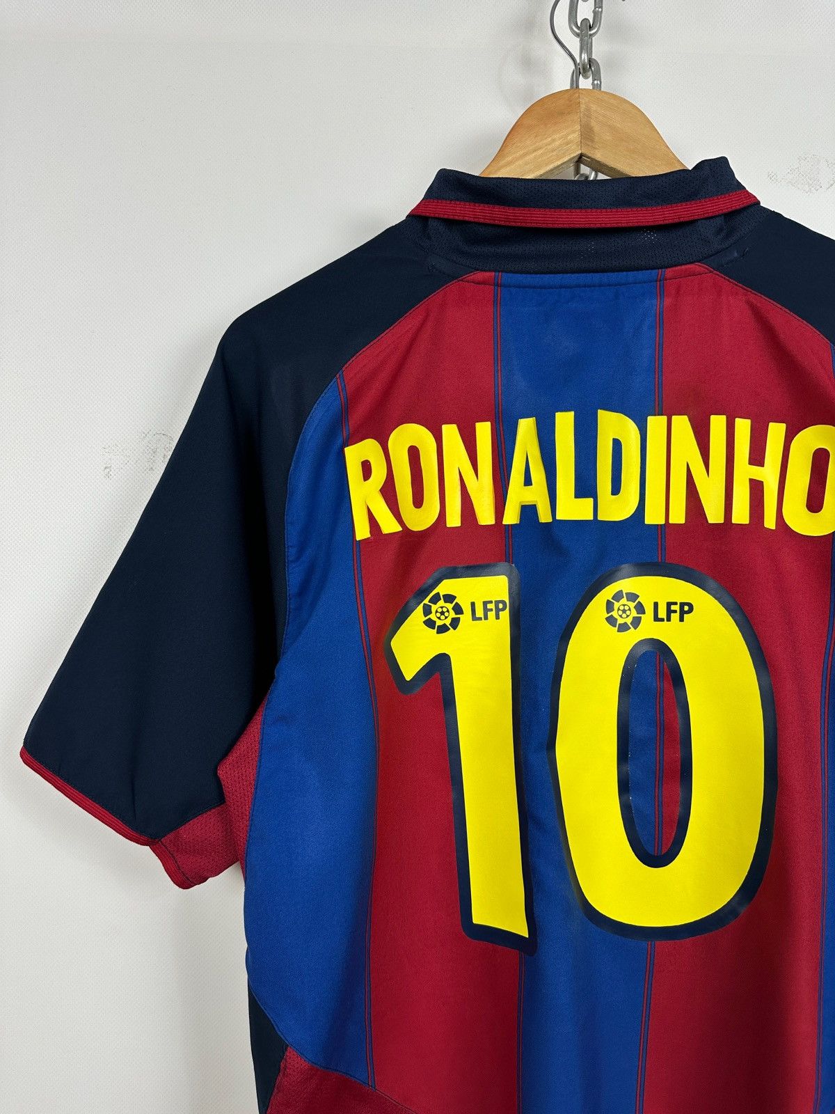Nike 2003/04 Vintage Nike FC Barcelona Ronaldinho Soccer Jersey Size US M / EU 48-50 / 2 - 12 Thumbnail